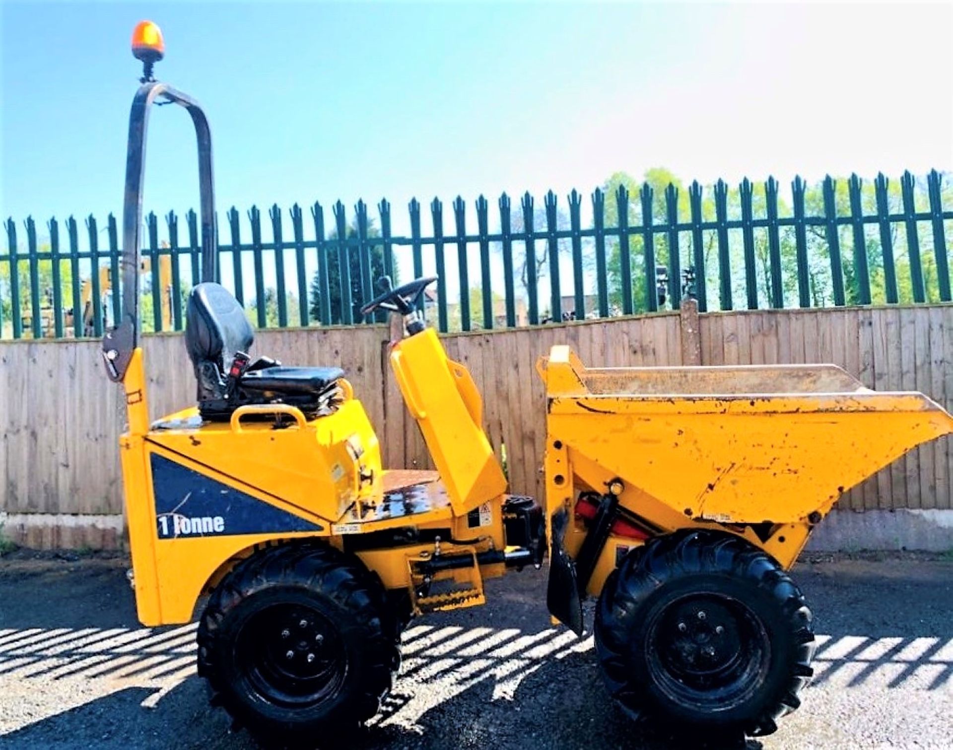 THWAITES MACH 201 1 TONNE HIGH TIP DUMPER, YEAR 2013, 1405 HOURS, HYDROSTATIC DRIVE, GOOD TYRES - Image 6 of 12