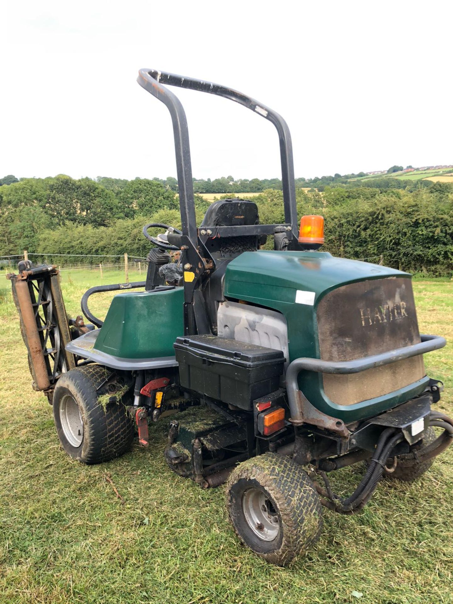 HAYTER L324 RIDE ON LAWN MOWER, 4 WHEEL DRIVE, RUNS, WORKS AND CUTS *PLUS VAT* - Image 4 of 6
