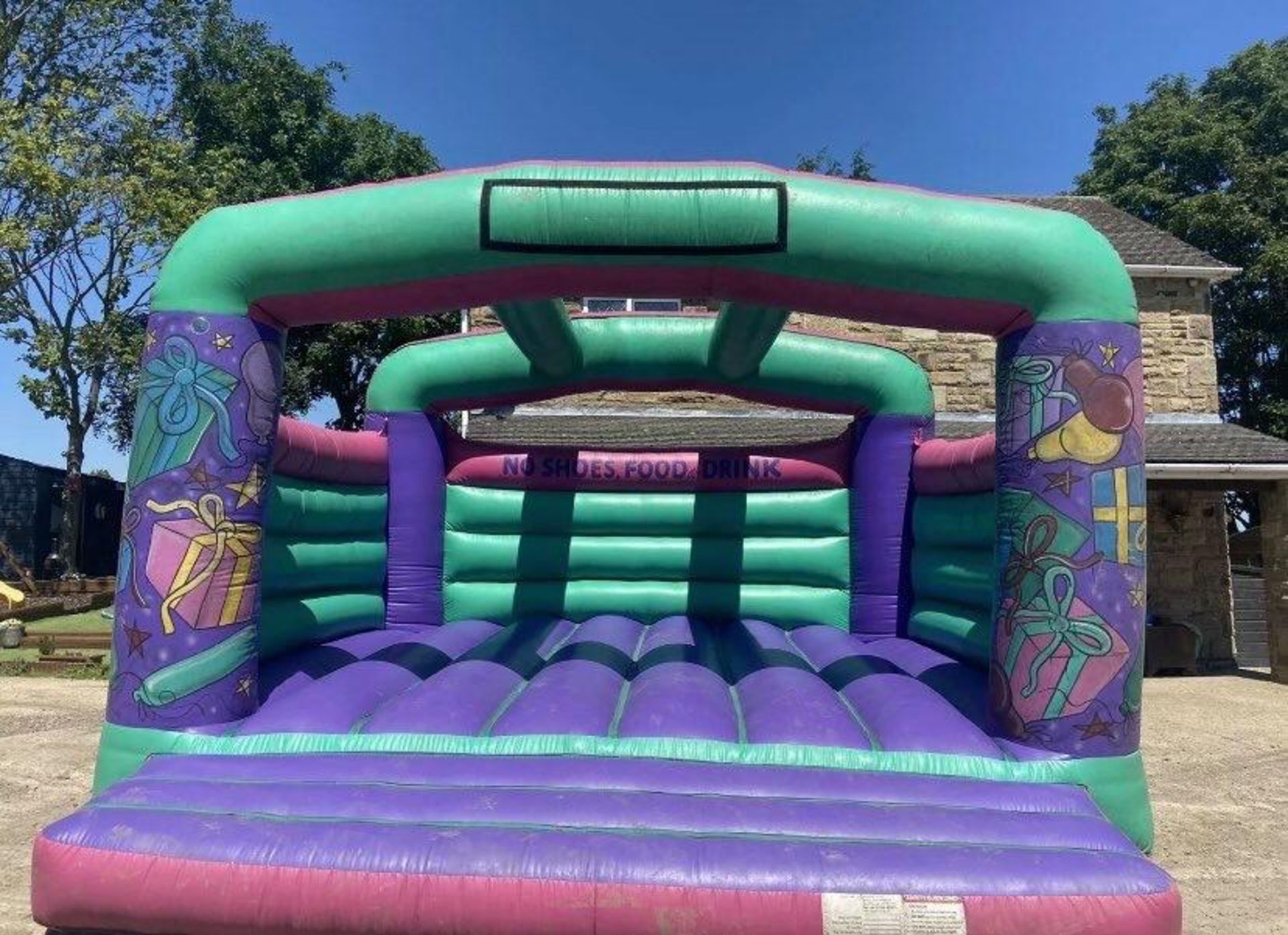 INDUSTRIAL BOUNCY CASTLE, ALL WORKS, ALL COMPLETE, 18FT X 18FT WIDE, BED IS LIKE NEW *NO VAT*