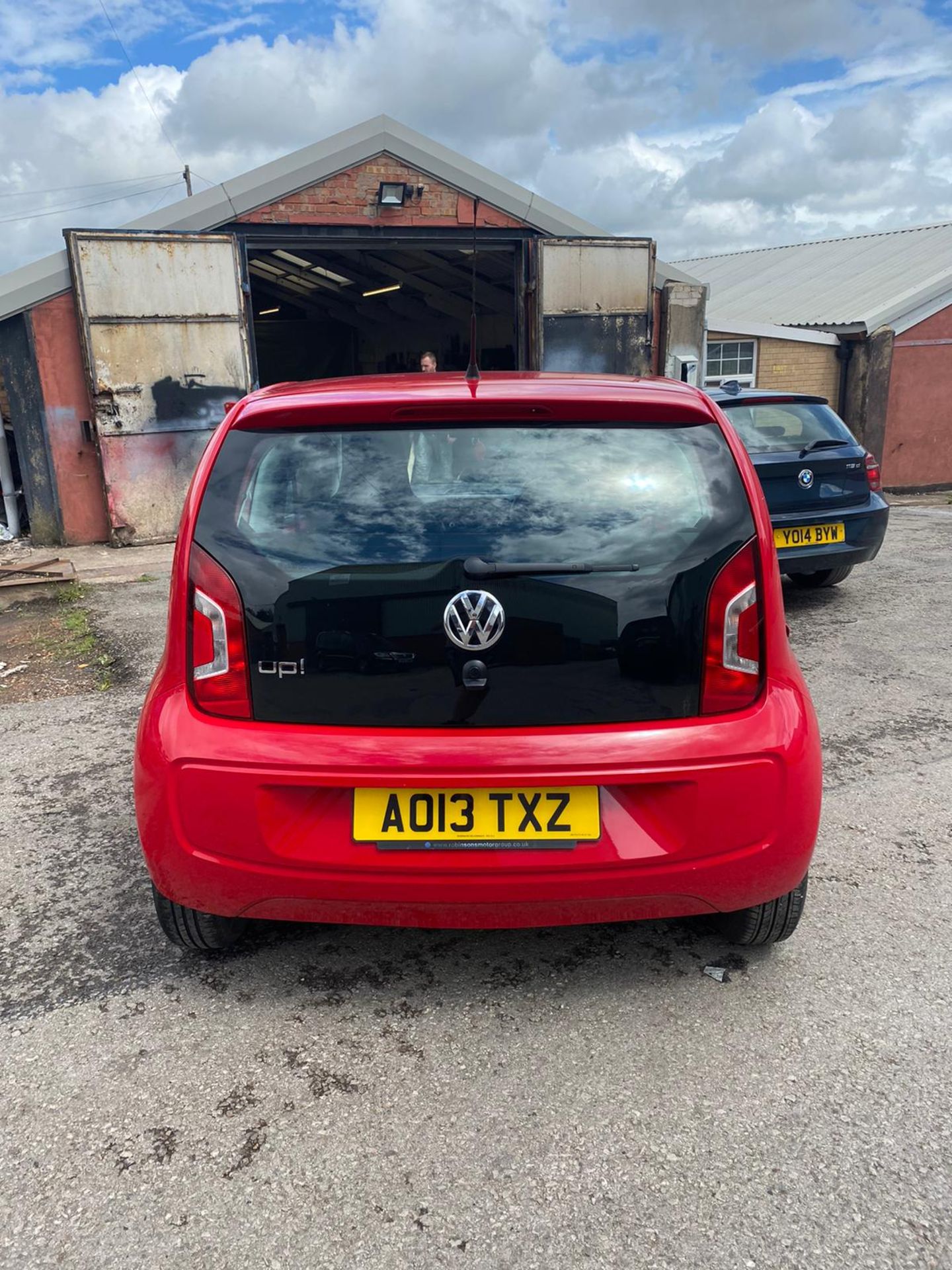 2013/13 REG VOLKSWAGEN MOVE UP 1.0 PETROL RED 3DR HATCHBACK, SHOWING 2 FORMER KEEPERS *NO VAT* - Image 5 of 19