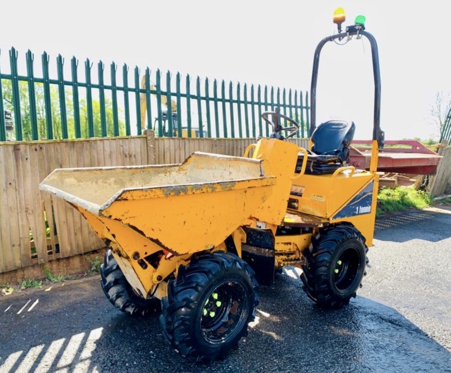 THWAITES 1 TONNE MACH 201 HIGH TIP DUMPER, YEAR 2013, HYDROSTATIC DRIVE, FOLDING ROPS, GOOD TYRES - Image 3 of 13