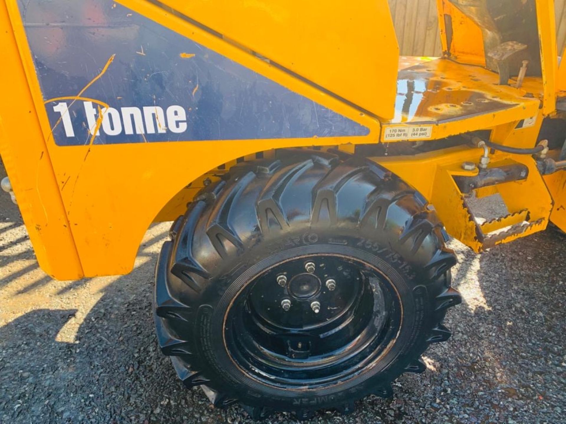 THWAITES MACH 201 1 TONNE HIGH TIP DUMPER, YEAR 2013, 1405 HOURS, HYDROSTATIC DRIVE, GOOD TYRES - Image 7 of 12