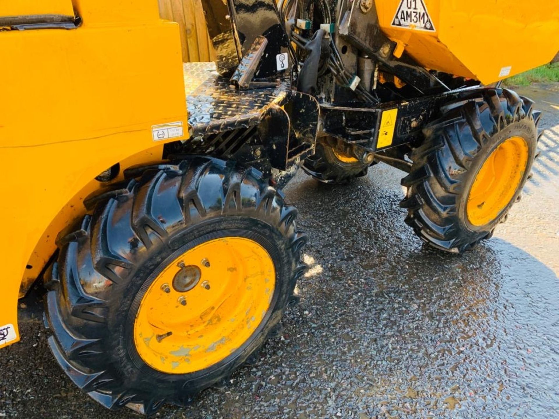 JCB 1 TONNE HIGH TIP DUMPER, YEAR 2015, 736 HOURS, HYDROSTATIC DRIVE, FOLDING ROPS, GOOD TYRES - Image 8 of 11