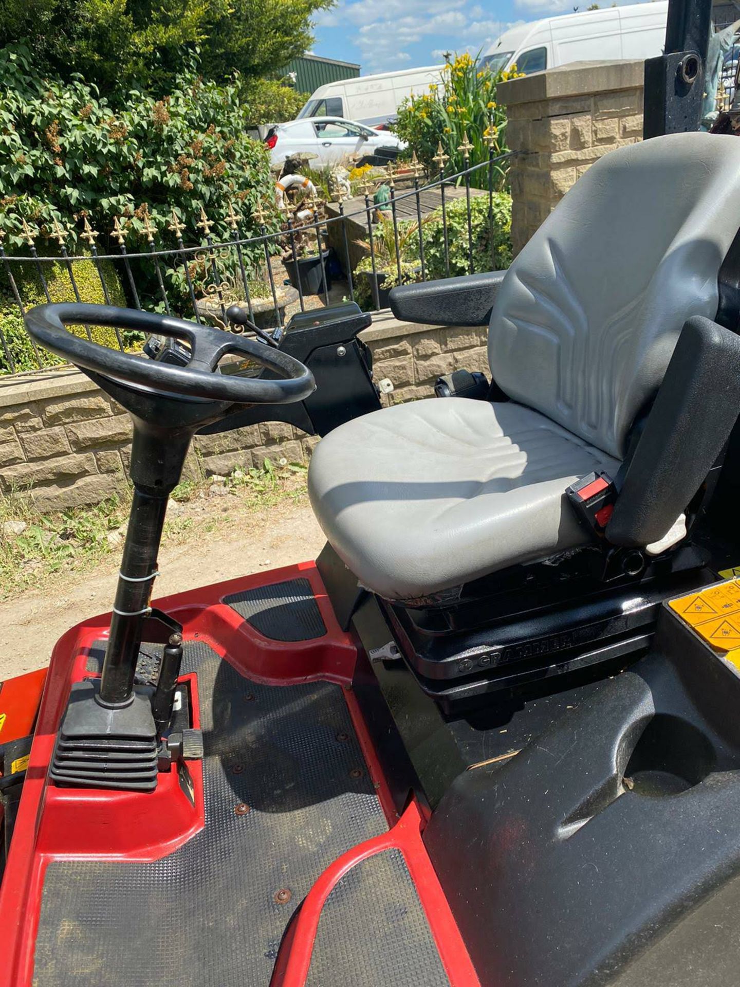 2010 TORO CT2140 RIDE ON LAWN MOWER, 4 WHEEL DRIVE, YEAR 2010, 3 CYLINDER KUBOTA DIESEL ENGINE - Image 7 of 8