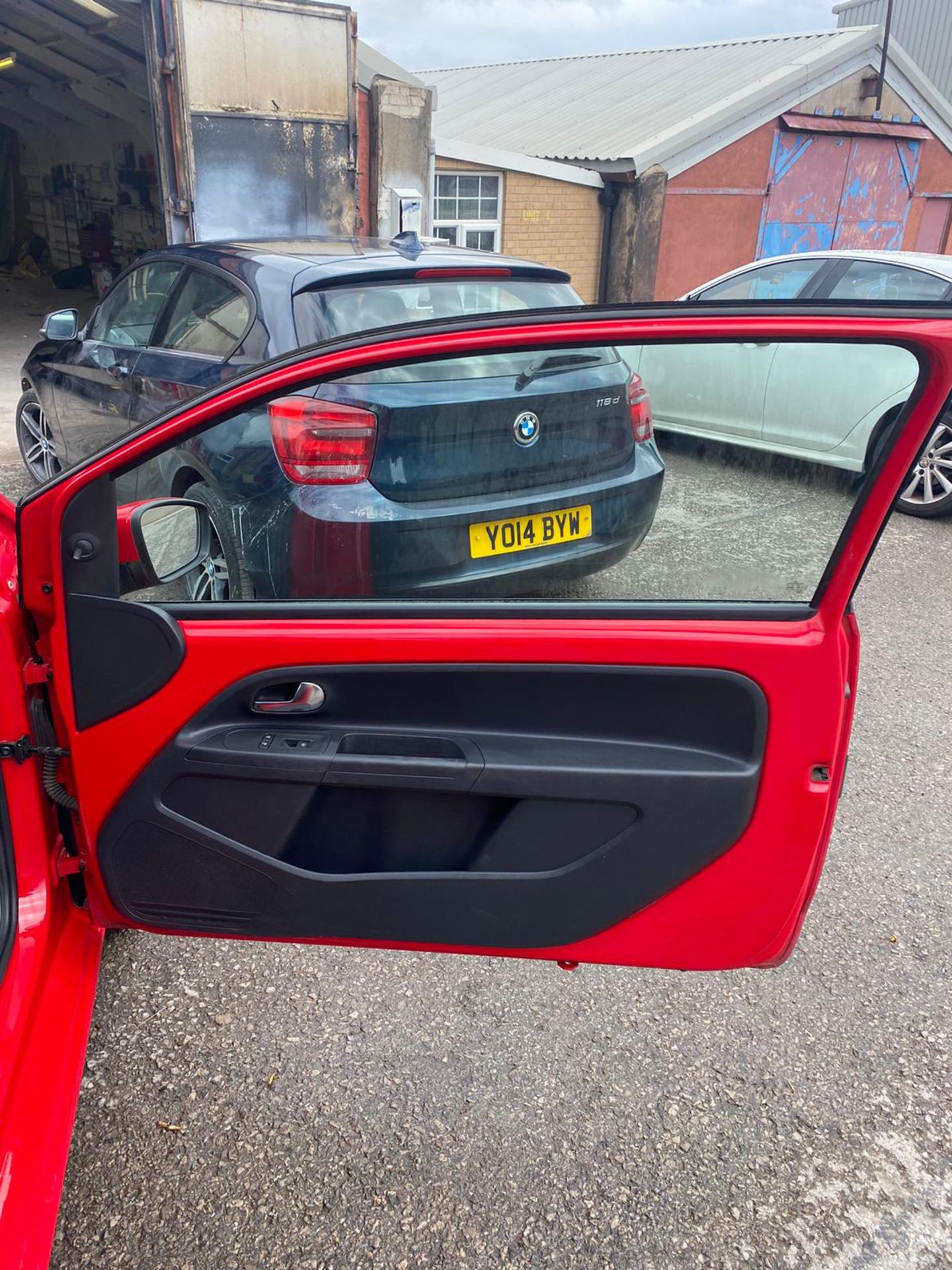 2013/13 REG VOLKSWAGEN MOVE UP 1.0 PETROL RED 3DR HATCHBACK, SHOWING 2 FORMER KEEPERS *NO VAT* - Image 16 of 19