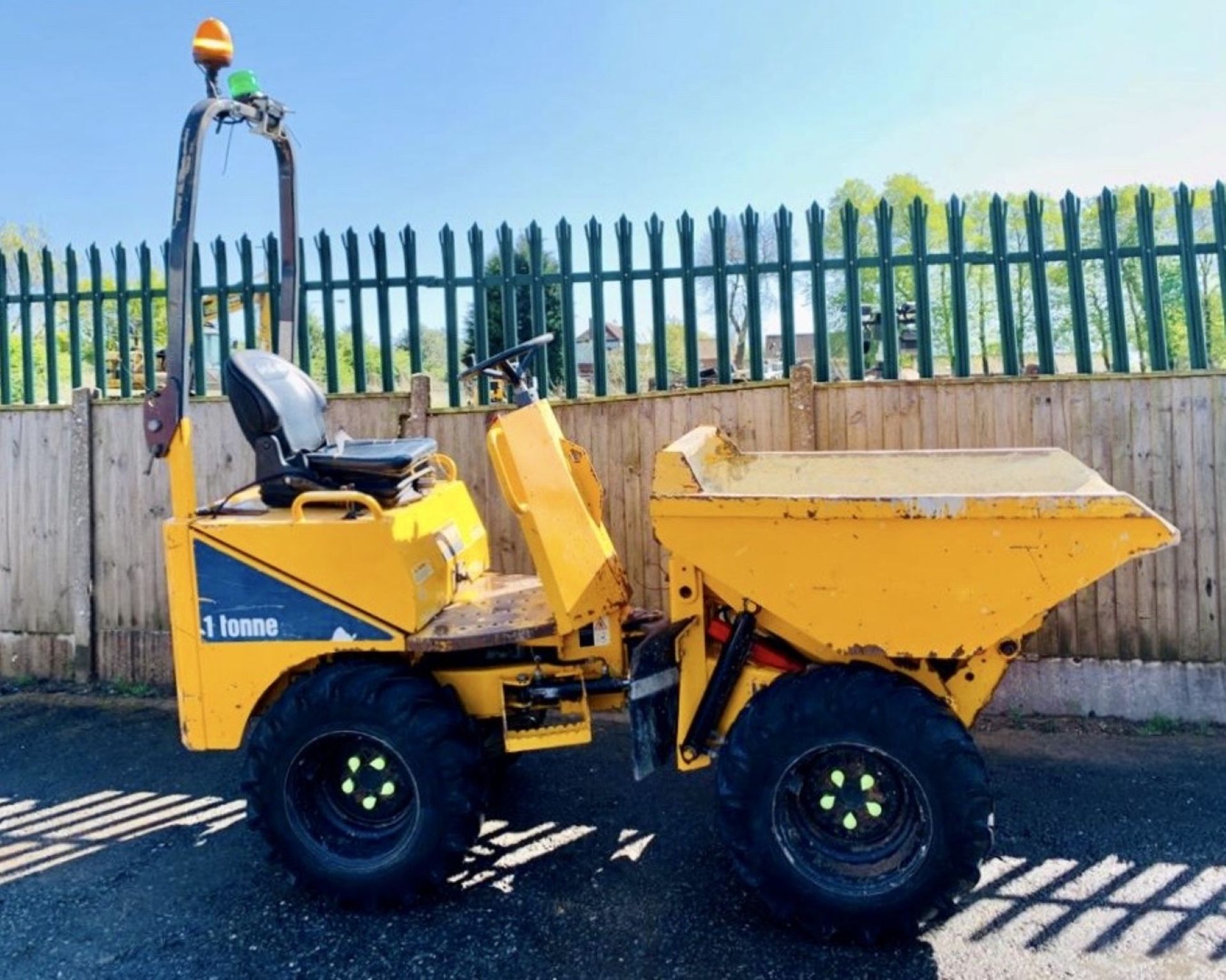 THWAITES 1 TONNE MACH 201 HIGH TIP DUMPER, YEAR 2013, HYDROSTATIC DRIVE, FOLDING ROPS, GOOD TYRES - Image 2 of 13