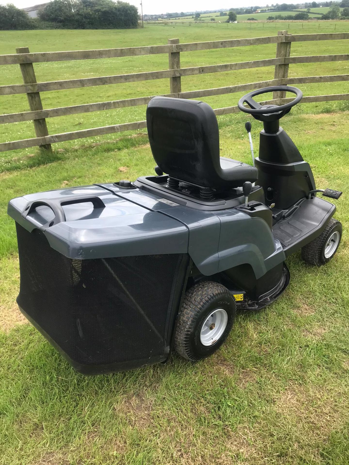 2018 MOUNT-FIELD RIDE ON LAWN MOWER, EX DEMO, RUNS, DRIVES AND CUTS *NO VAT* - Image 3 of 4