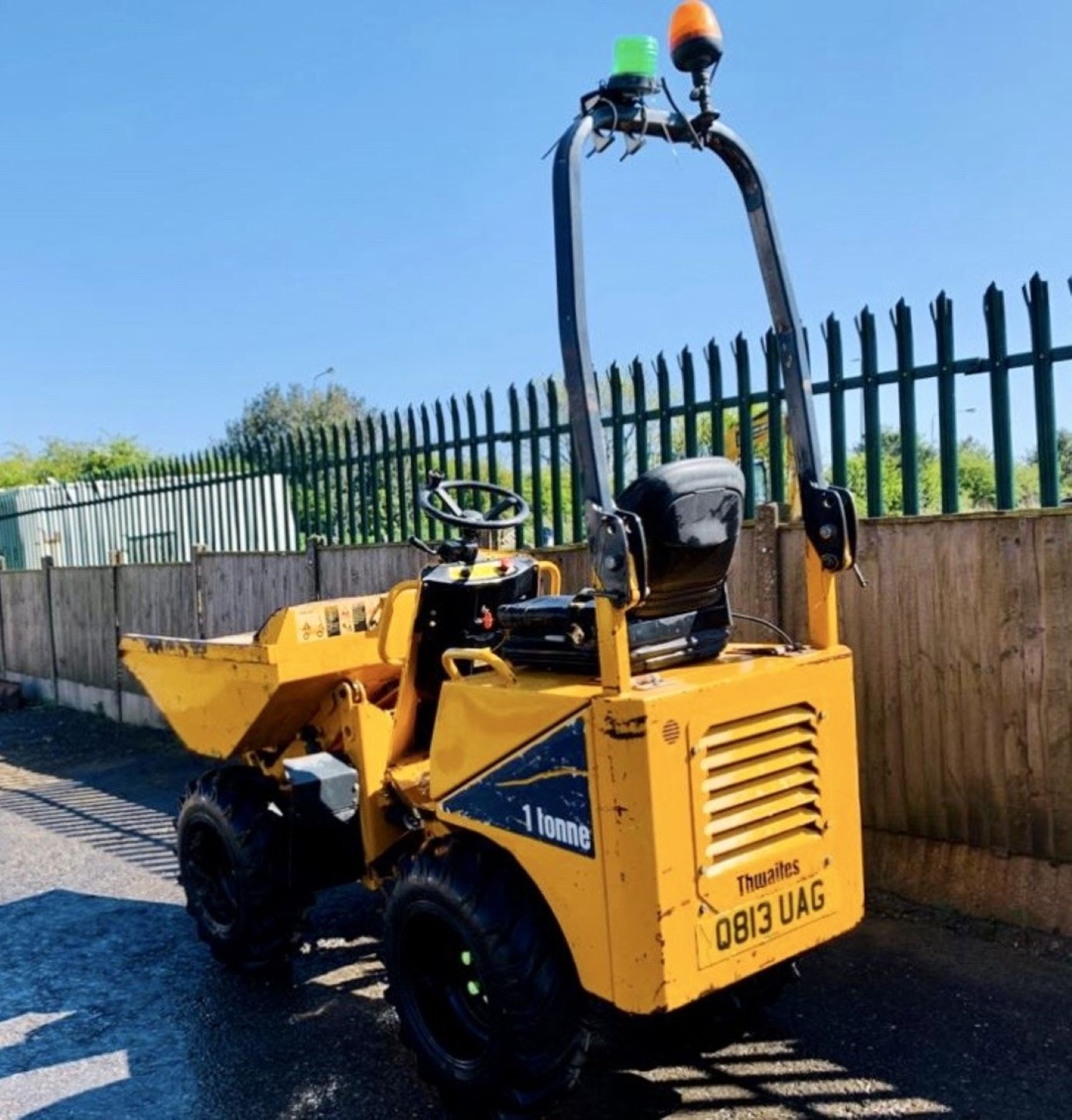 THWAITES 1 TONNE MACH 201 HIGH TIP DUMPER, YEAR 2013, HYDROSTATIC DRIVE, FOLDING ROPS, GOOD TYRES - Image 4 of 13