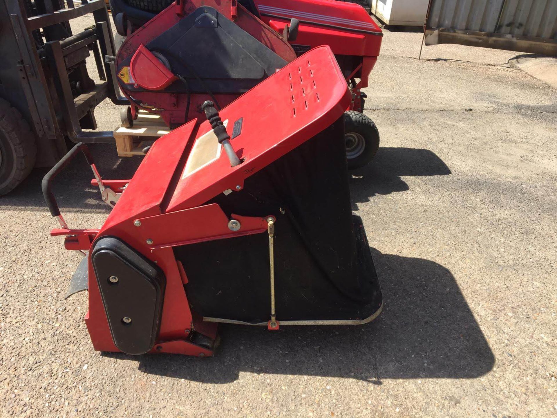 WESTWOOD S1300 RIDE ON LAWN MOWER, C/W DECK, WHEELS & GRASS COLLECTOR, SELLING AS SPARES / REPAIRS - Image 6 of 13