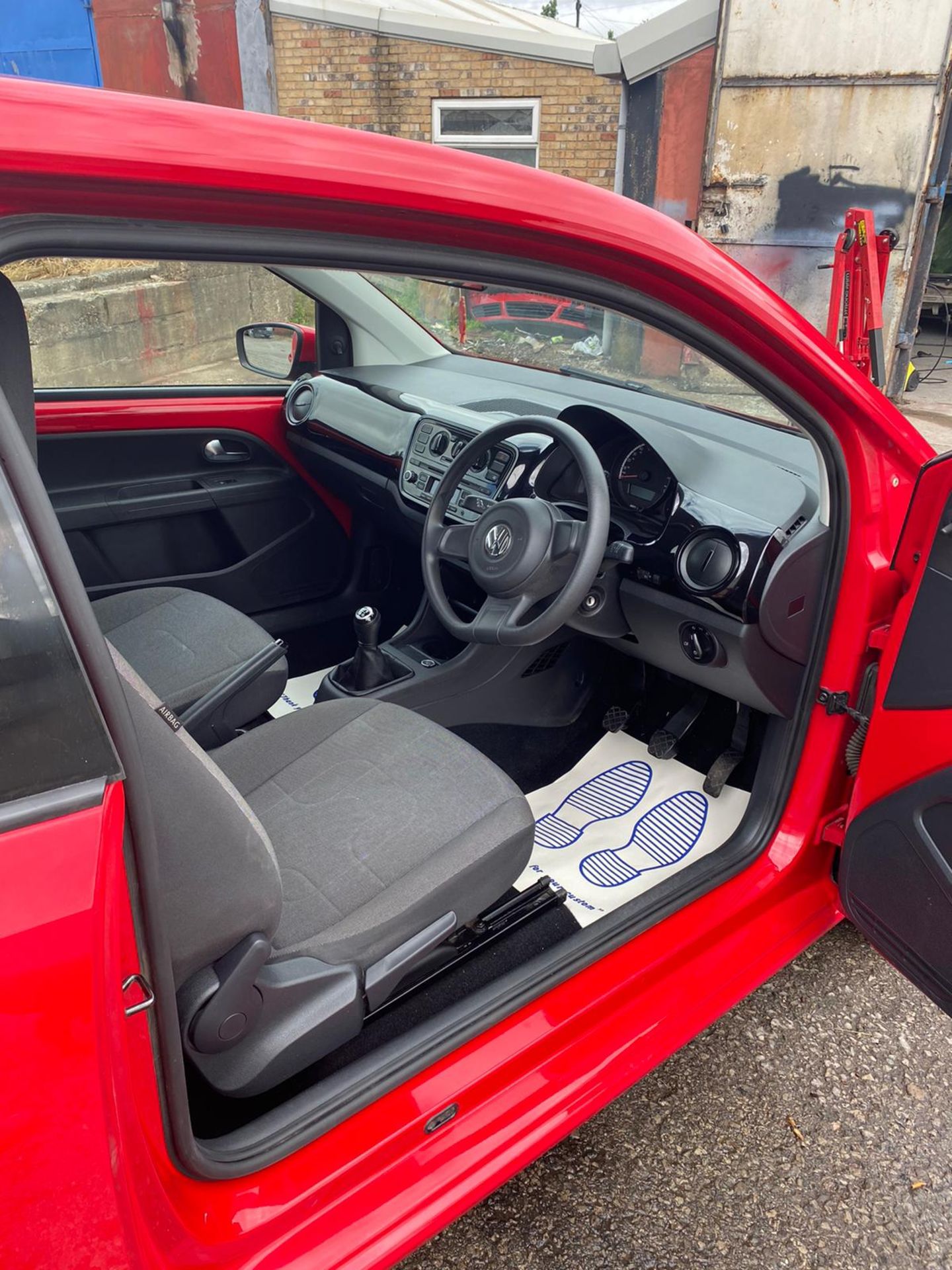 2013/13 REG VOLKSWAGEN MOVE UP 1.0 PETROL RED 3DR HATCHBACK, SHOWING 2 FORMER KEEPERS *NO VAT* - Image 19 of 19