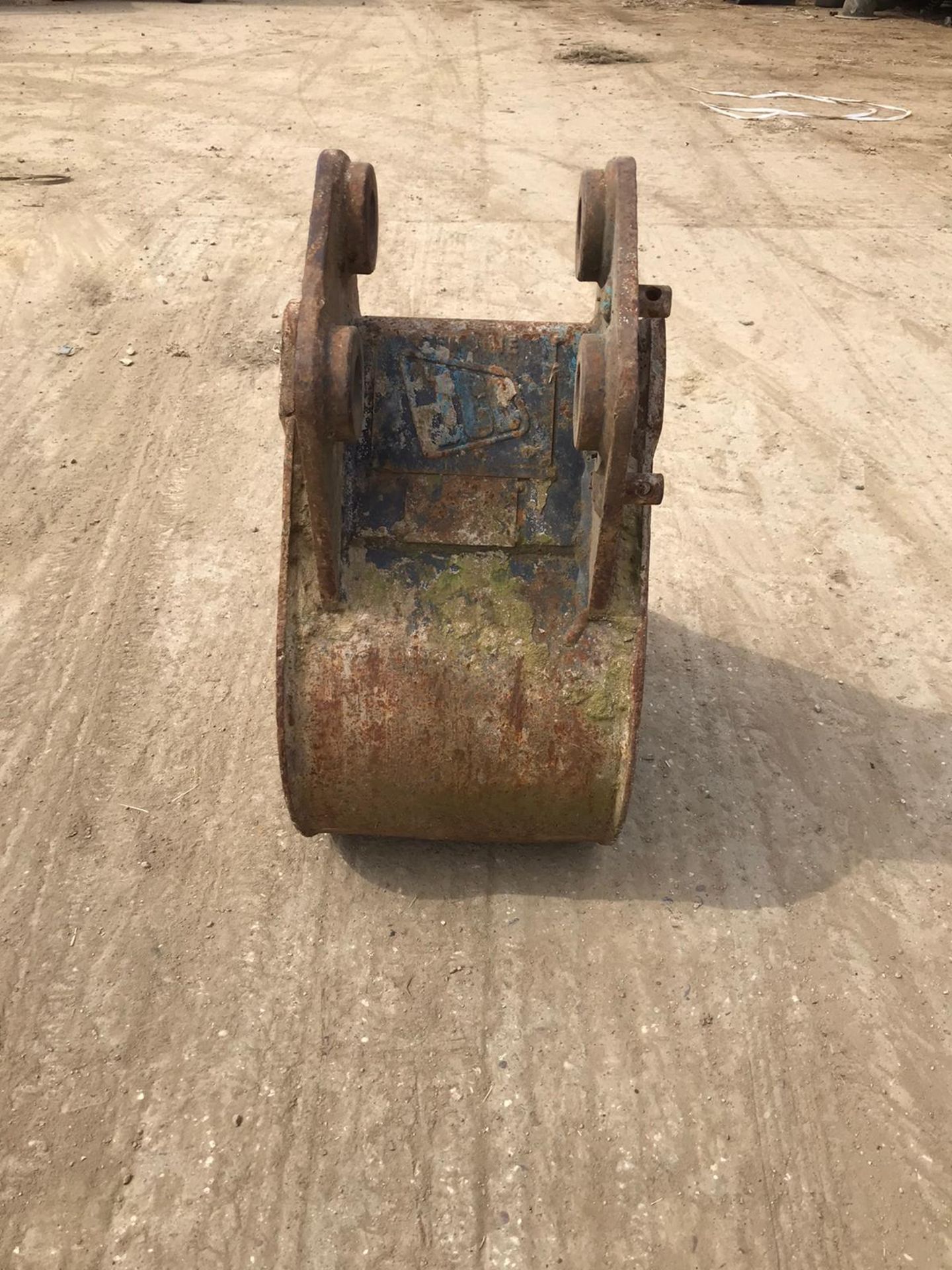 DIGGER BUCKET, NO TEETH - 40MM PINS *NO VAT* - Image 3 of 5