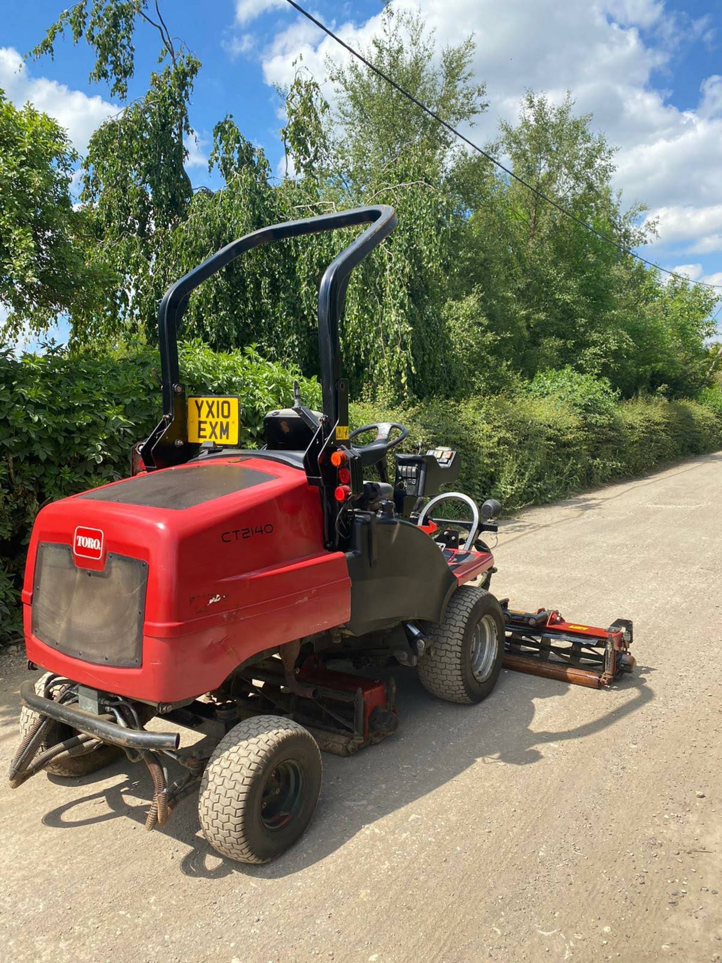 2010 TORO CT2140 RIDE ON LAWN MOWER, 4 WHEEL DRIVE, YEAR 2010, 3 CYLINDER KUBOTA DIESEL ENGINE - Image 4 of 8