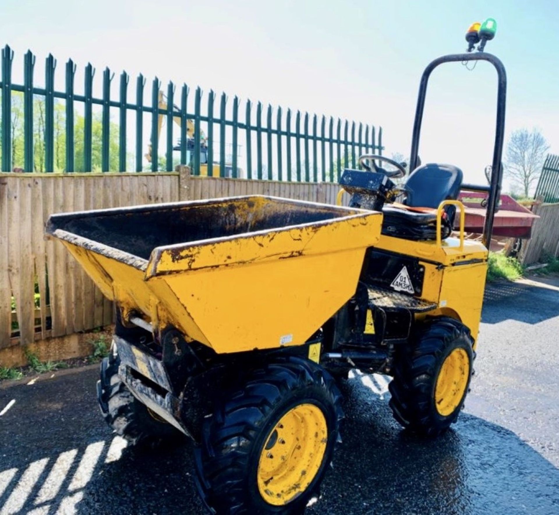 JCB 1 TONNE HIGH TIP DUMPER, YEAR 2015, 736 HOURS, HYDROSTATIC DRIVE, FOLDING ROPS, GOOD TYRES - Image 4 of 11