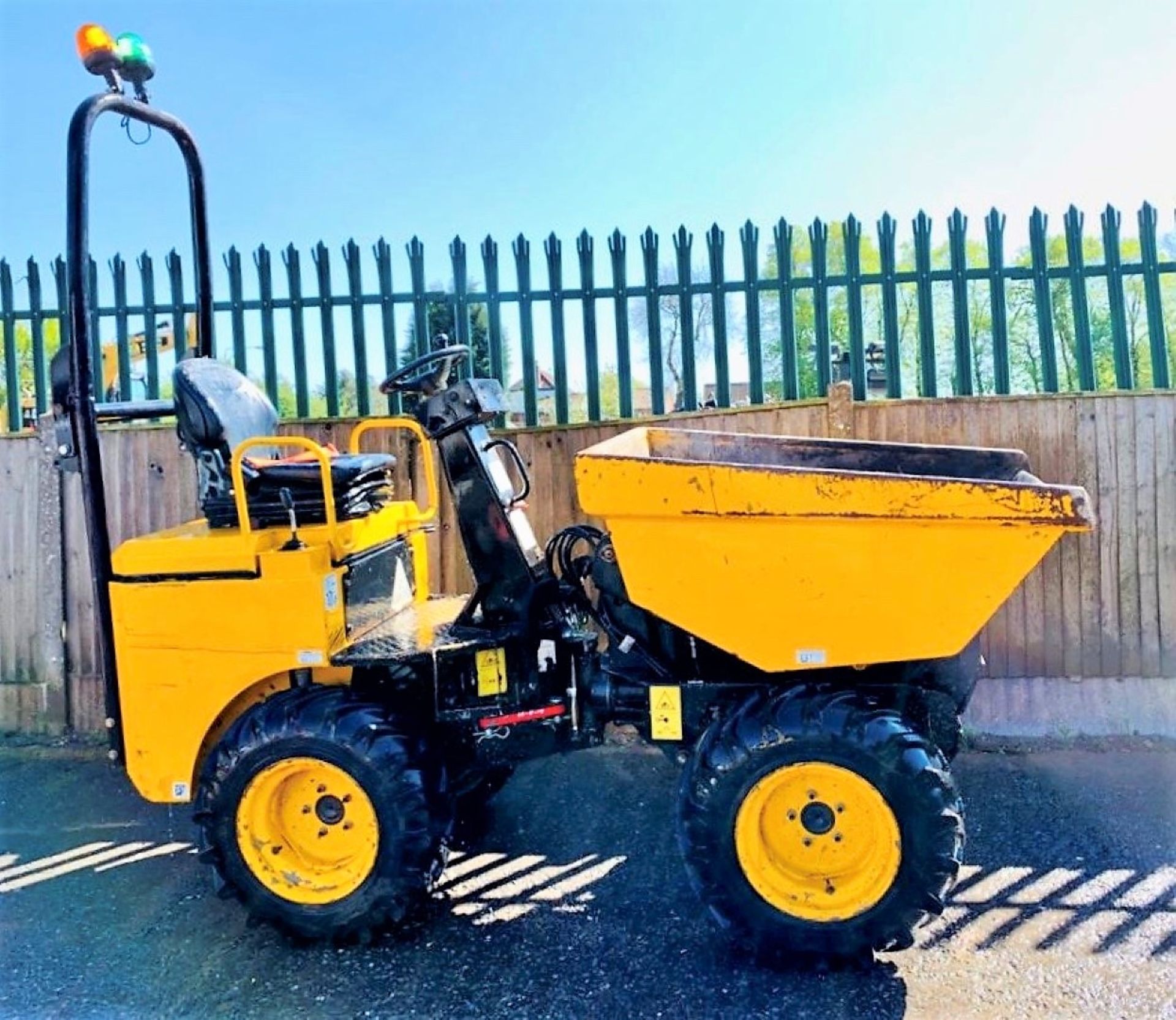 JCB 1 TONNE HIGH TIP DUMPER, YEAR 2015, 736 HOURS, HYDROSTATIC DRIVE, FOLDING ROPS, GOOD TYRES - Image 6 of 11