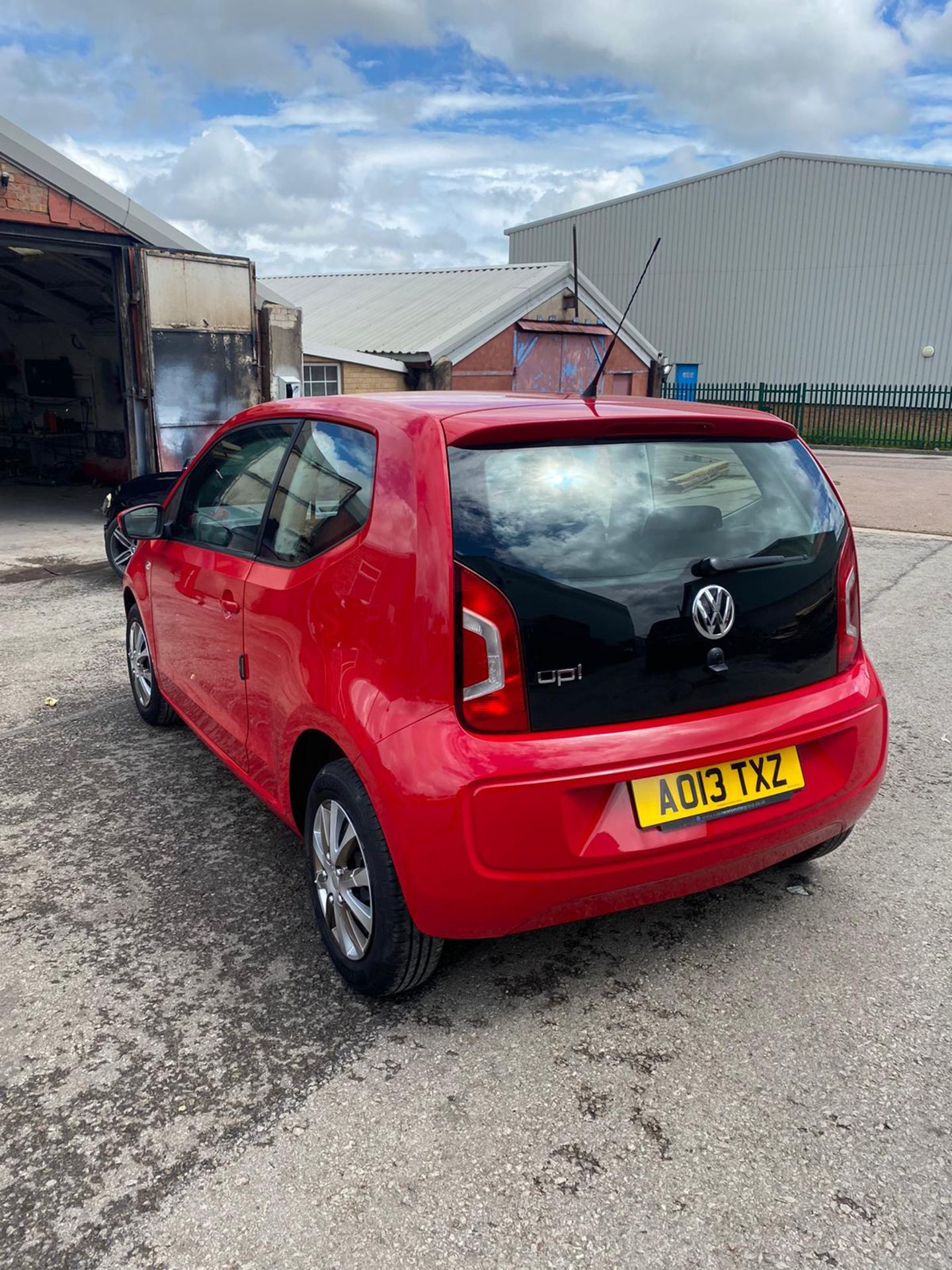 2013/13 REG VOLKSWAGEN MOVE UP 1.0 PETROL RED 3DR HATCHBACK, SHOWING 2 FORMER KEEPERS *NO VAT* - Image 4 of 19