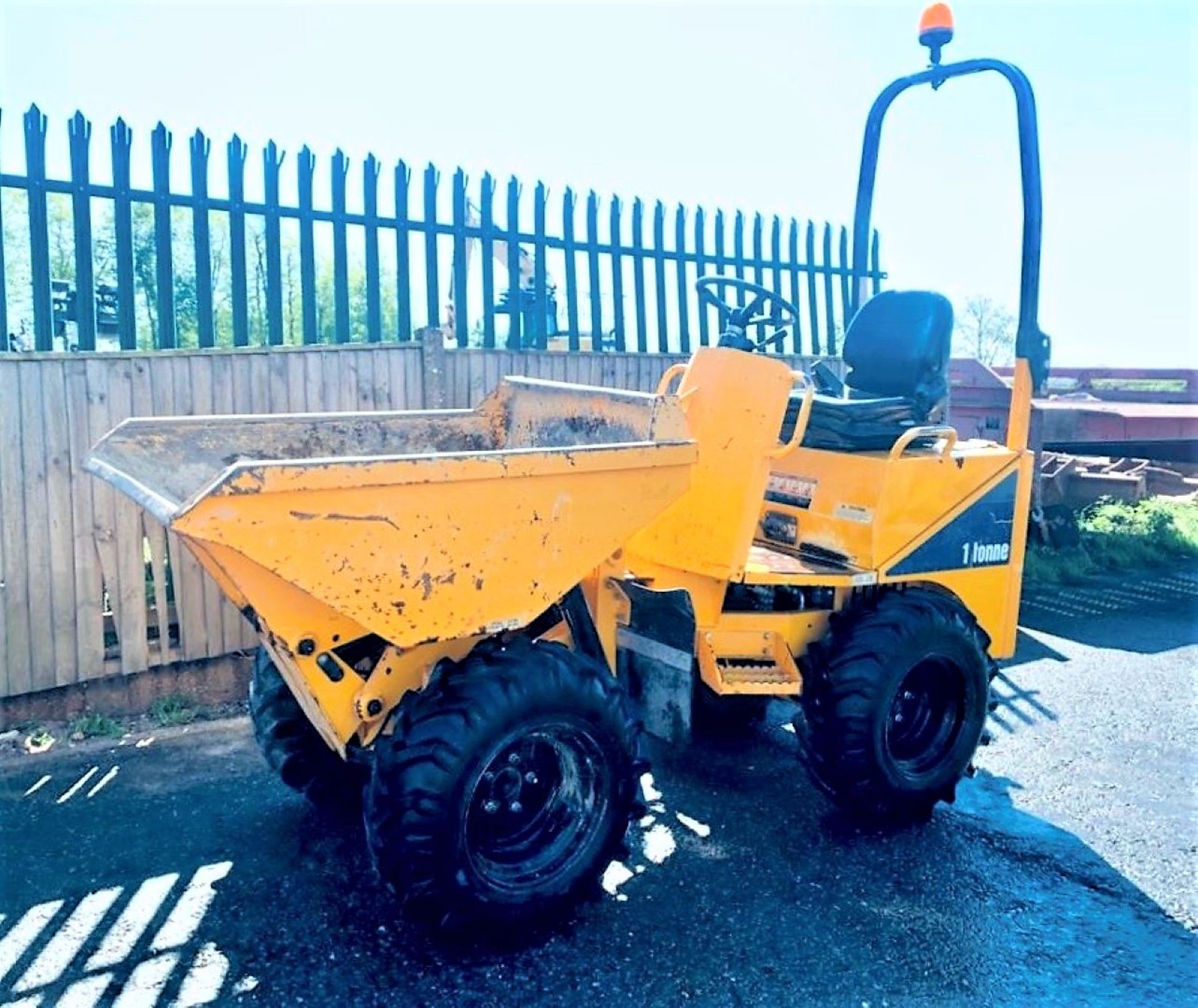 THWAITES MACH 201 1 TONNE HIGH TIP DUMPER, YEAR 2013, 1405 HOURS, HYDROSTATIC DRIVE, GOOD TYRES - Image 2 of 12