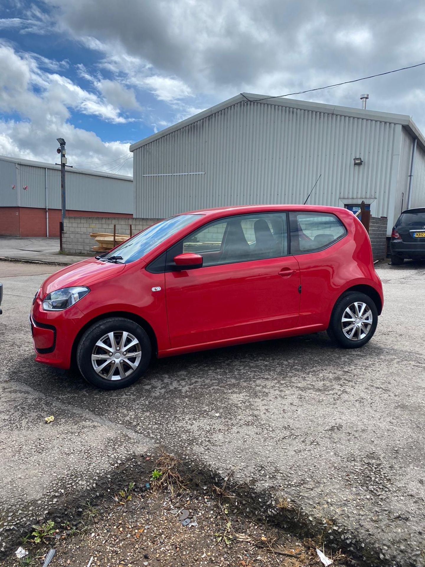 2013/13 REG VOLKSWAGEN MOVE UP 1.0 PETROL RED 3DR HATCHBACK, SHOWING 2 FORMER KEEPERS *NO VAT* - Image 9 of 19