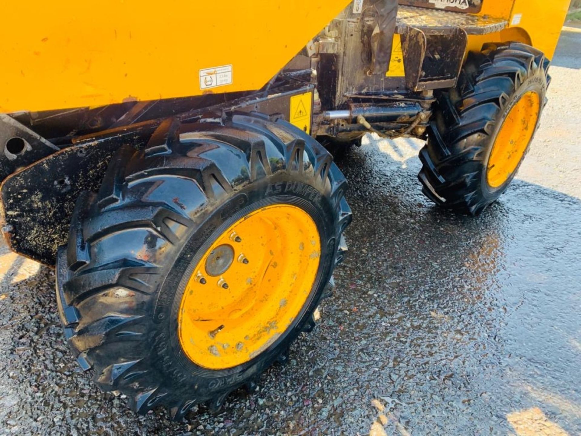 JCB 1 TONNE HIGH TIP DUMPER, YEAR 2015, 736 HOURS, HYDROSTATIC DRIVE, FOLDING ROPS, GOOD TYRES - Image 9 of 11