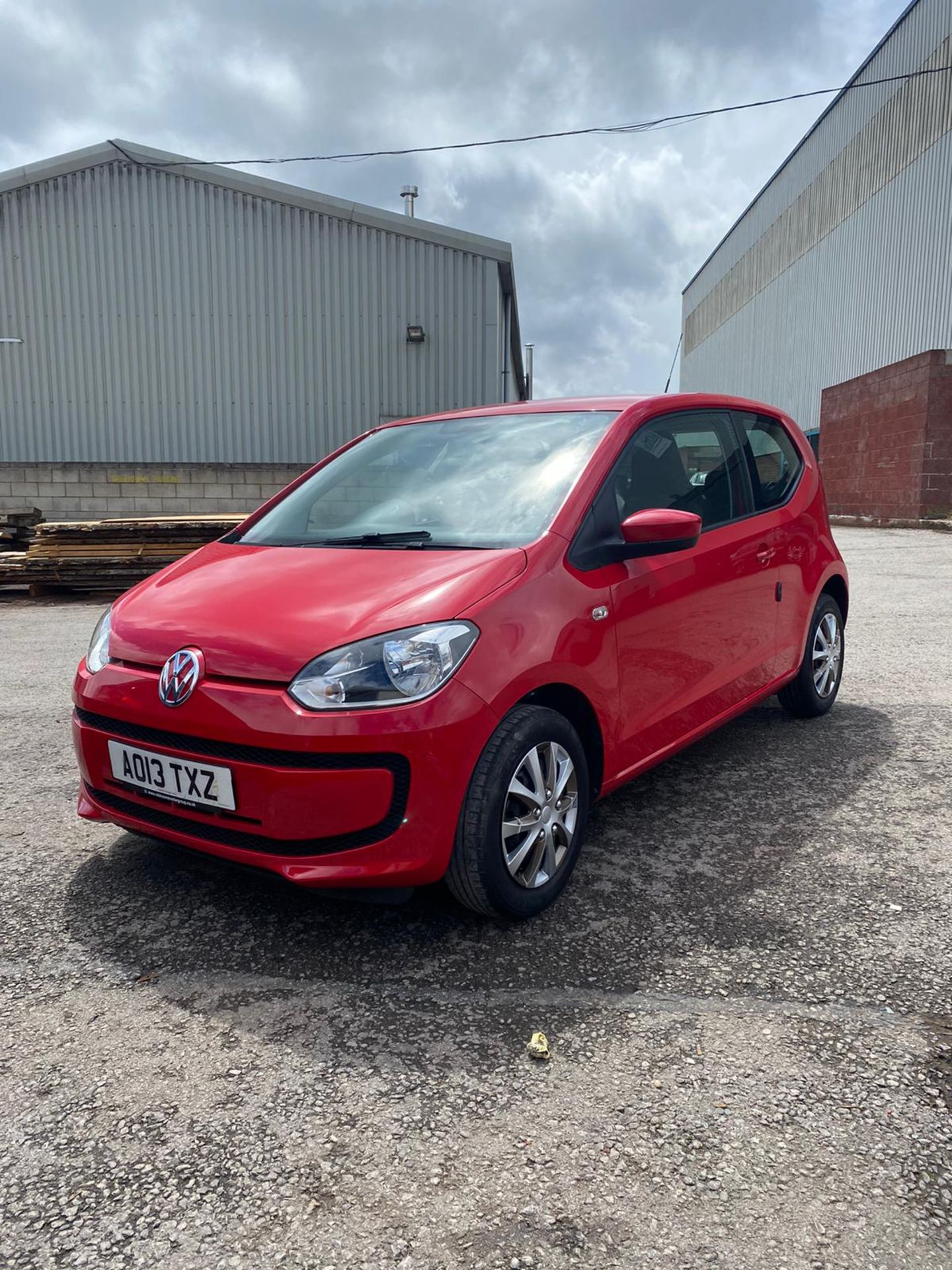 2013/13 REG VOLKSWAGEN MOVE UP 1.0 PETROL RED 3DR HATCHBACK, SHOWING 2 FORMER KEEPERS *NO VAT*