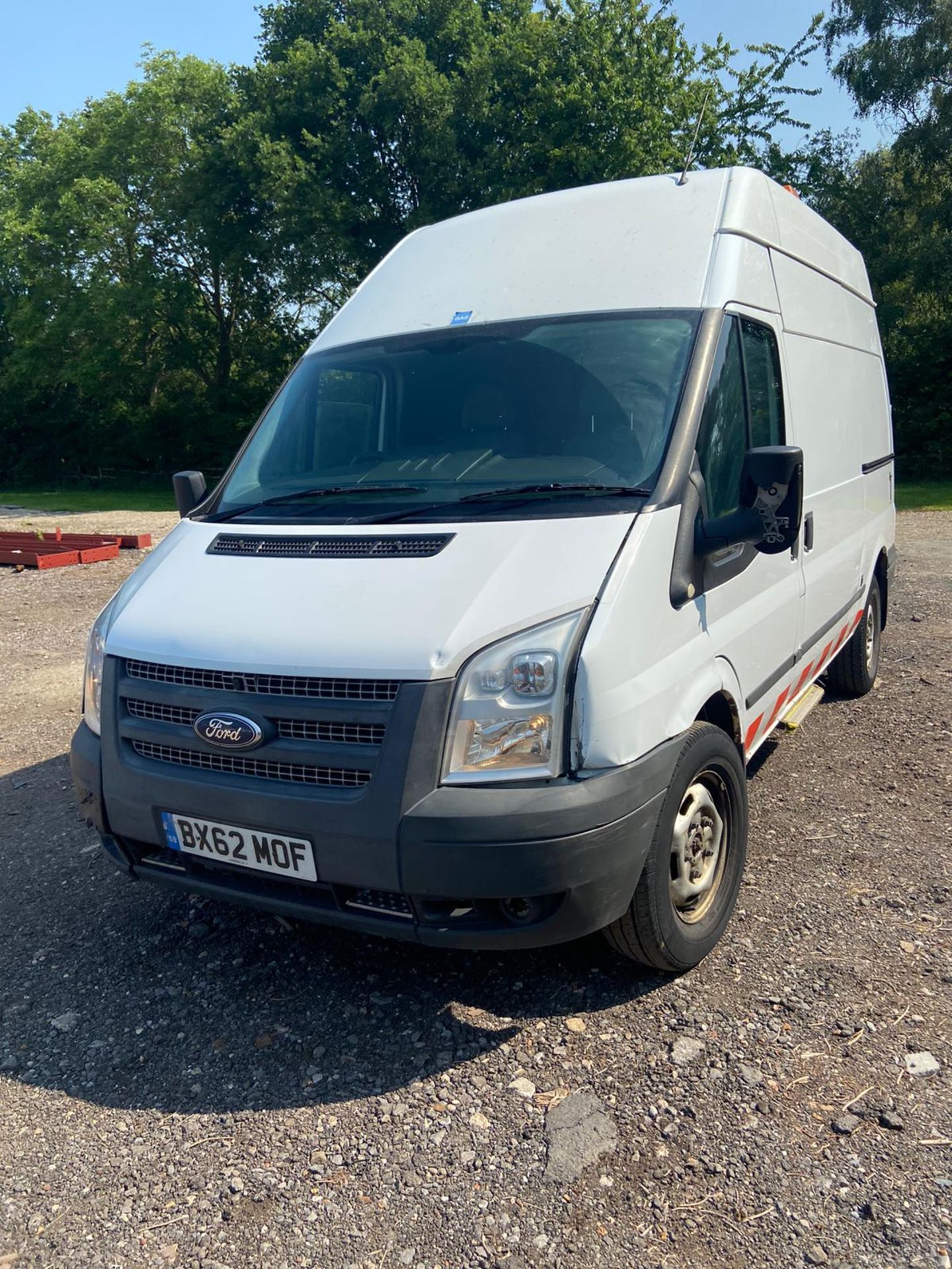 2012/62 REG FORD TRANSIT 100 T350 RWD 2.2 DIESEL VAN WITH 110V ELECTRICS, SHOWING 0 FORMER KEEPERS - Image 2 of 13