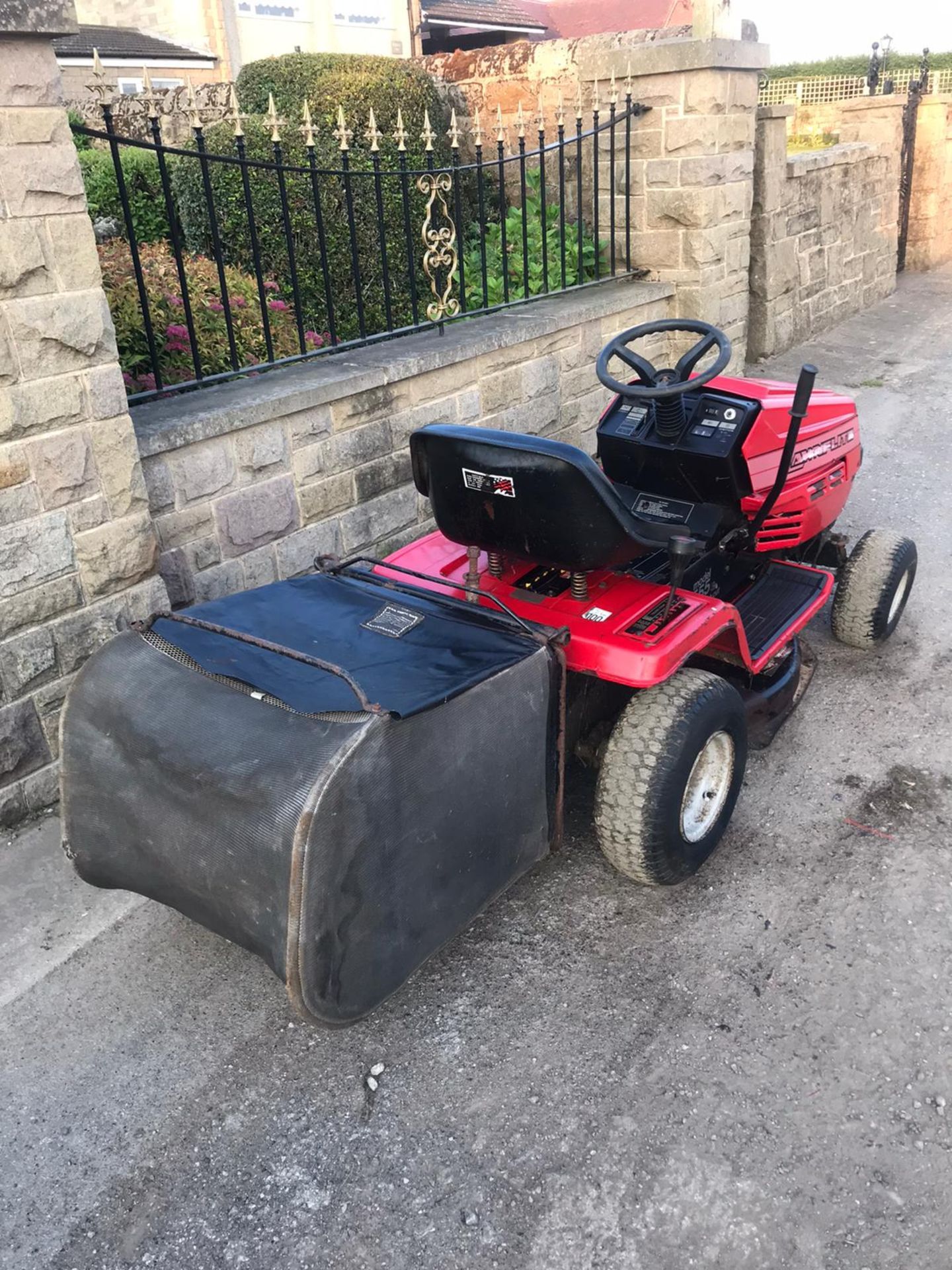 LAWNFLITE MODEL 555 RIDE ON LAWN MOWER WITH COLLECTOR, 12.5HP BRIGGS AND STRATTON ENGINE *NO VAT* - Image 4 of 4