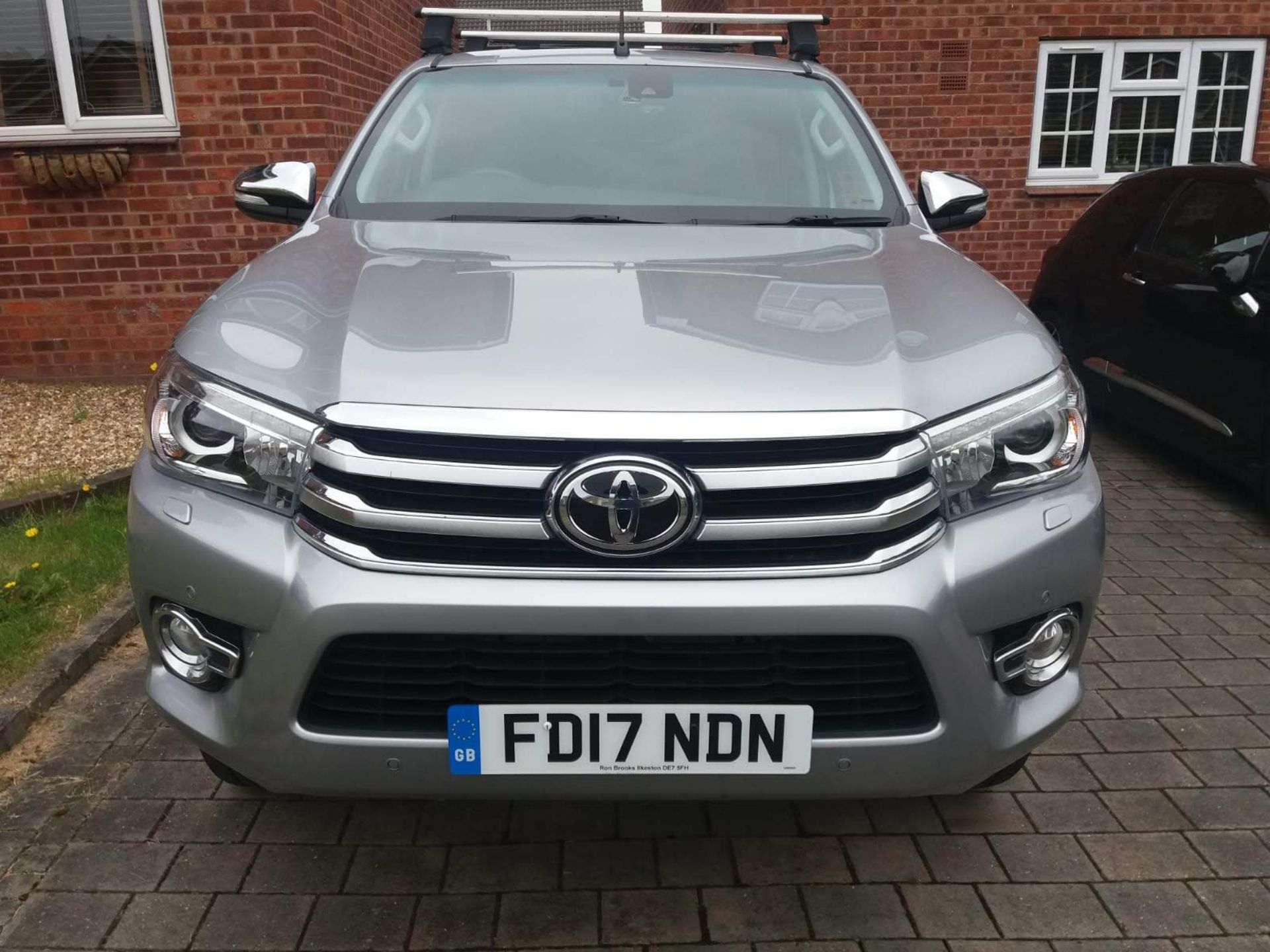 2017/17 REG TOYOTA HILUX INVINCIBLE X D-4D 4WD DOUBLE CAB 2.4 DIESEL, SHOWING 0 FORMER KEEPERS - Image 2 of 10