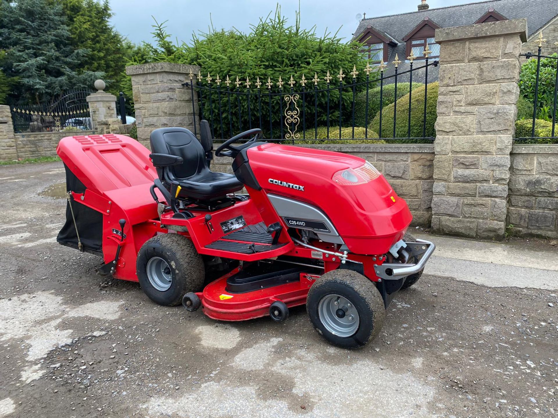 COUNTAX C25, 4 WHEEL DRIVE, RIDE ON LAWN MOWER, VERY LOW HOURS ONLY 52 FROM NEW *NO VAT*