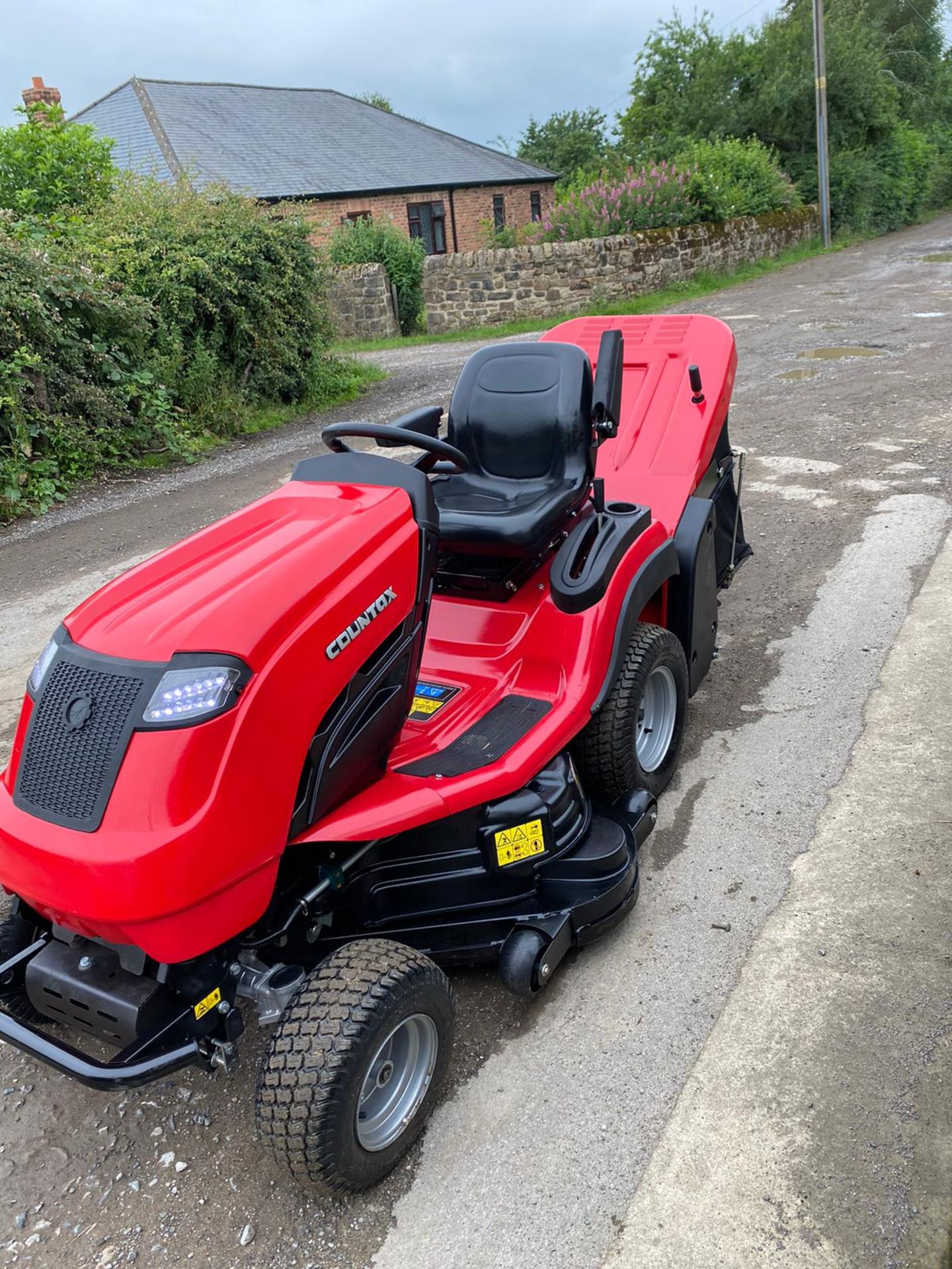 EX DEMO COUNTAX B250 4 TRAC RIDE ON LAWN MOWER, 4 WHEEL DRIVE, STILL LIKE NEW *NO VAT* - Image 4 of 11