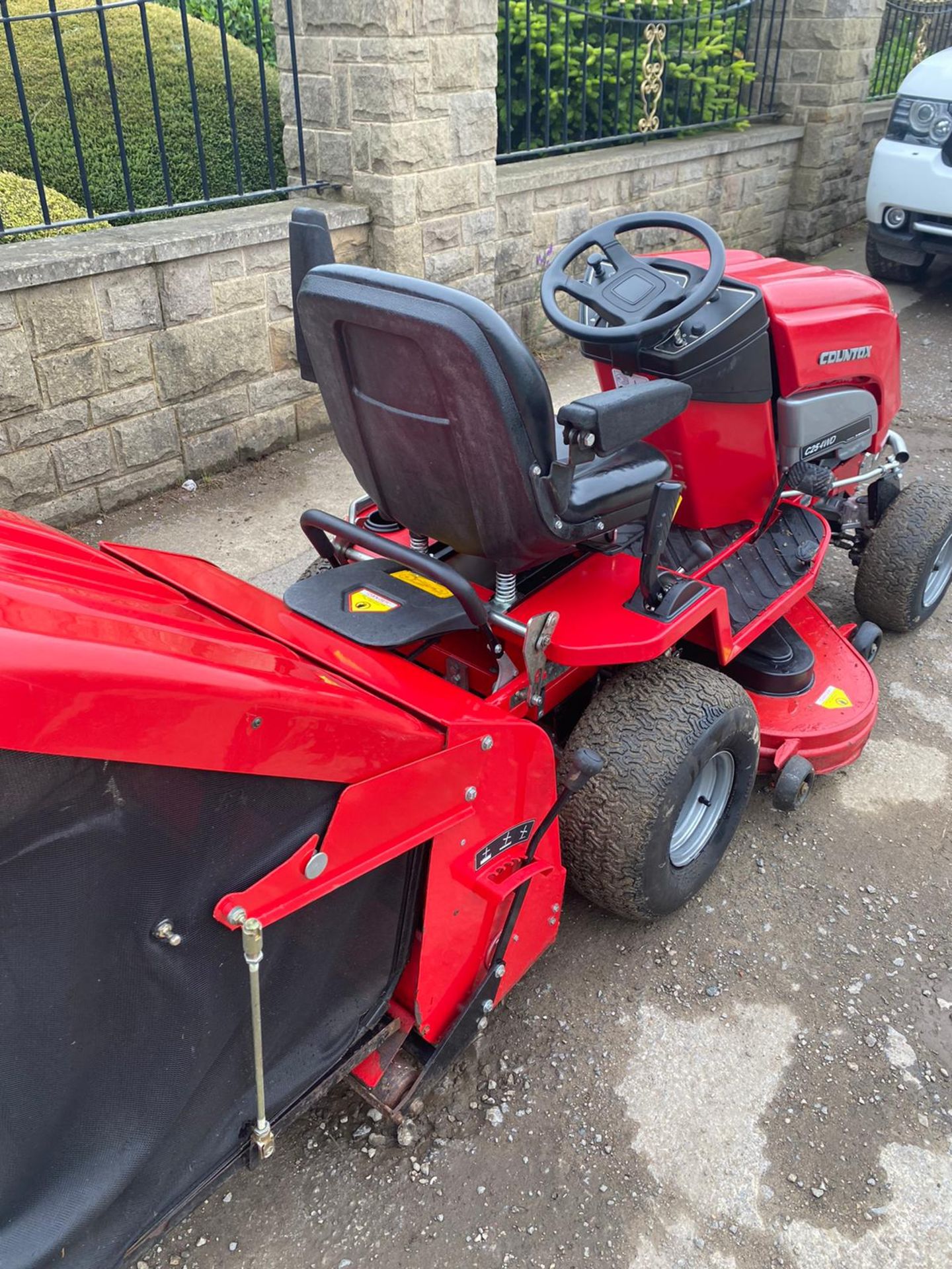 COUNTAX C25, 4 WHEEL DRIVE, RIDE ON LAWN MOWER, VERY LOW HOURS ONLY 52 FROM NEW *NO VAT* - Image 4 of 10