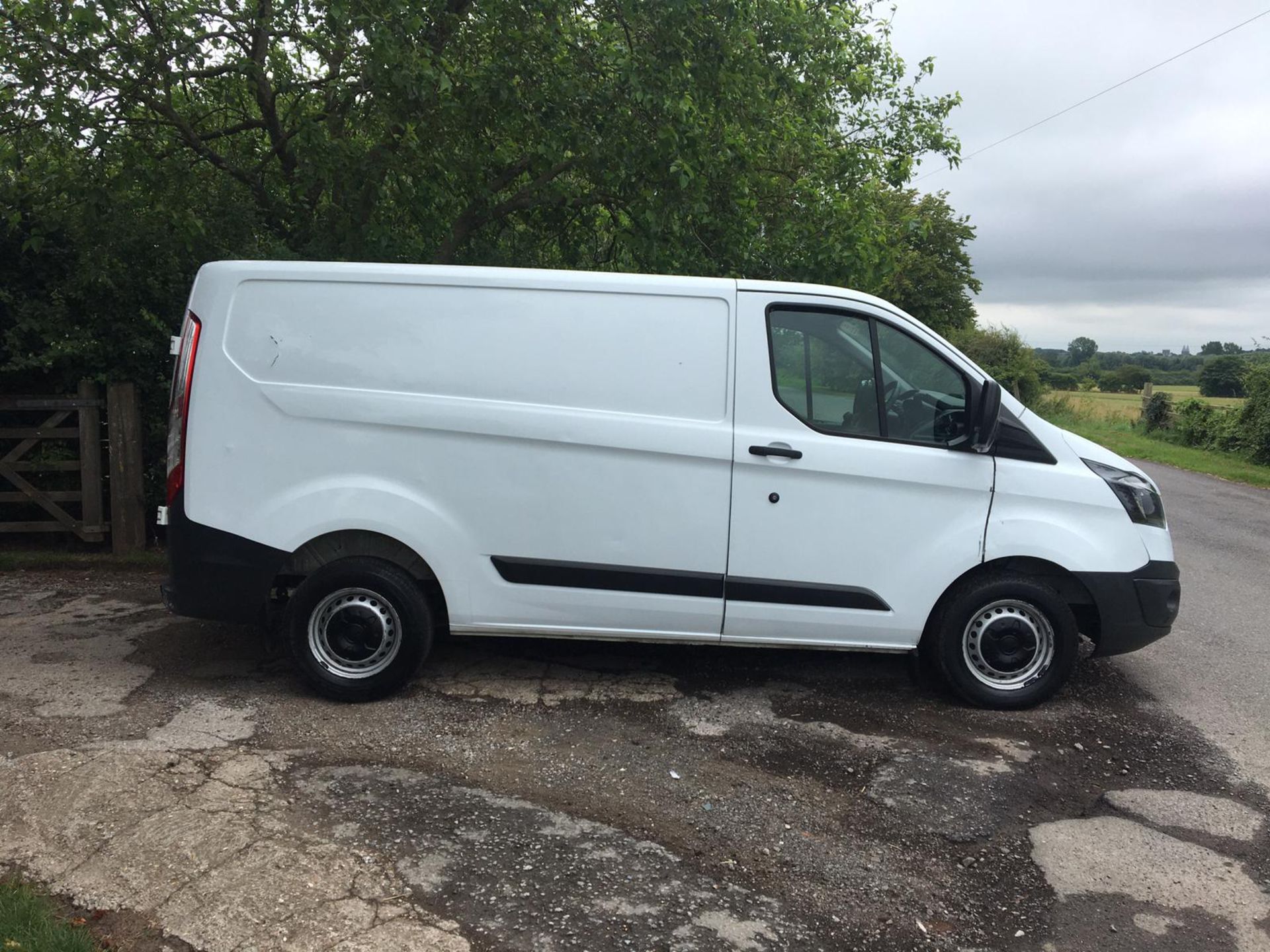 2014/64 REG FORD TRANSIT CUSTOM 270 2.2 DIESEL WHITE PANEL VAN, SHOWING 0 FORMER KEEPERS *PLUS VAT* - Image 6 of 11