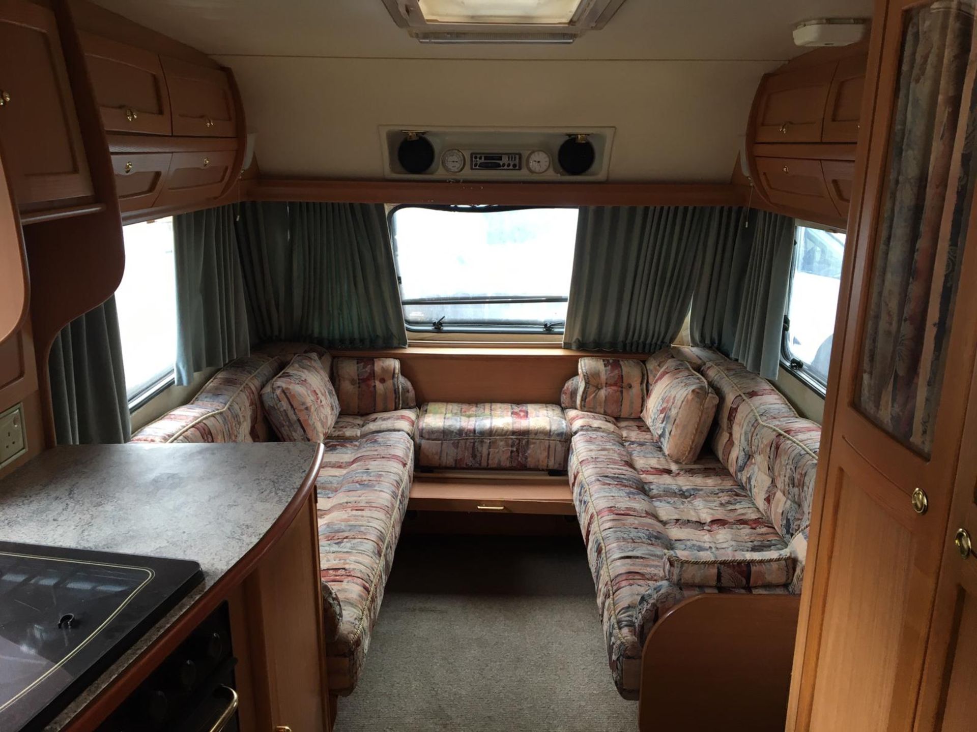 ELDDIS CRUSADER SUPER STORM TWIN AXLE TOWABLE 4 BERTH CARAVAN, AIR CON, AWNINGS, PORCH *NO VAT* - Image 9 of 16