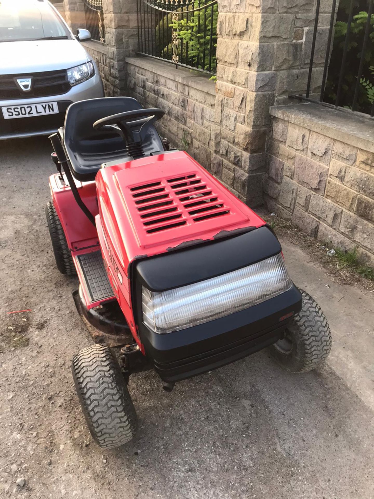 LAWNFLITE MODEL 555 RIDE ON LAWN MOWER WITH COLLECTOR, 12.5HP BRIGGS AND STRATTON ENGINE *NO VAT*