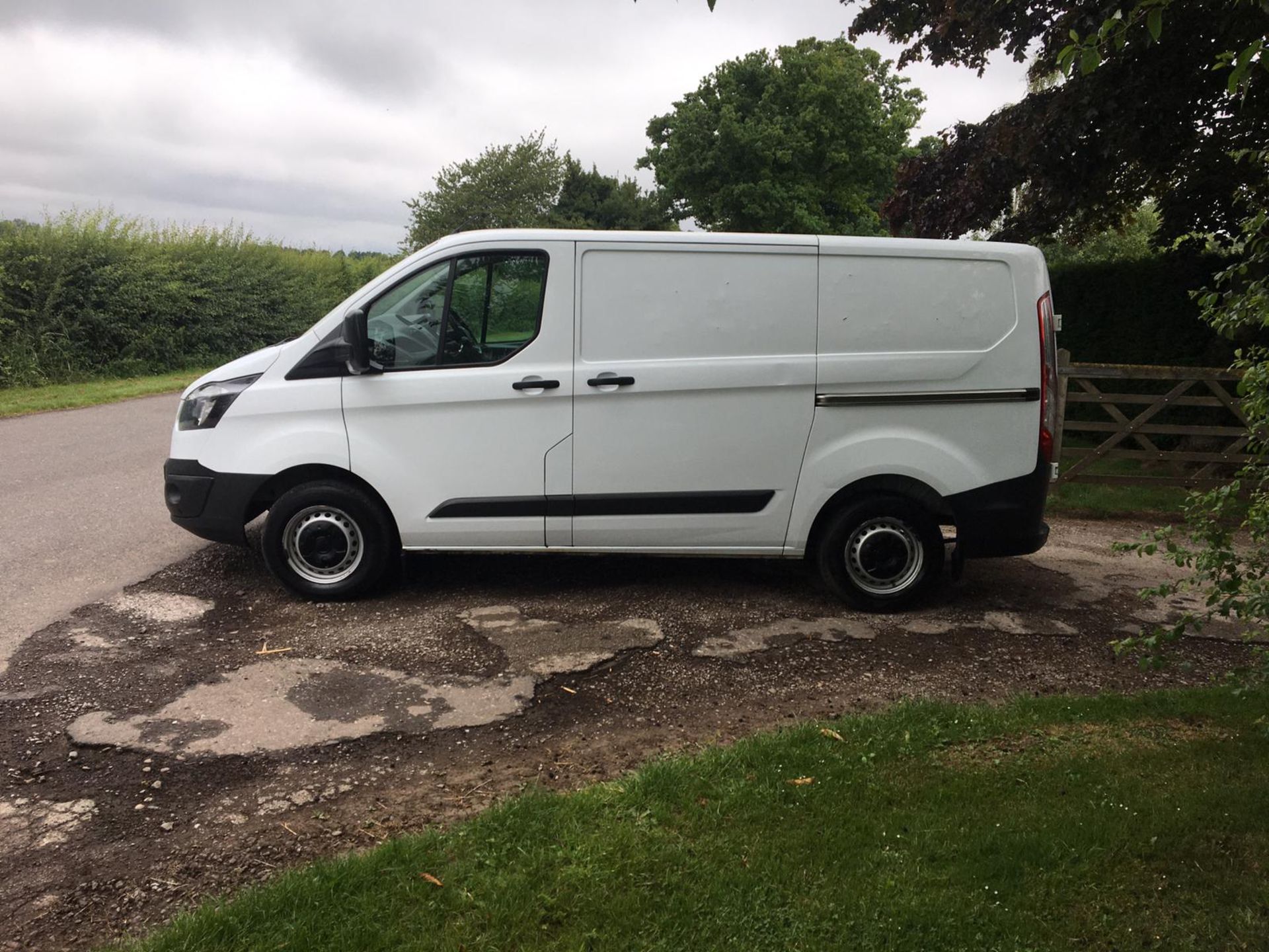 2014/64 REG FORD TRANSIT CUSTOM 270 2.2 DIESEL WHITE PANEL VAN, SHOWING 0 FORMER KEEPERS *PLUS VAT* - Image 4 of 11