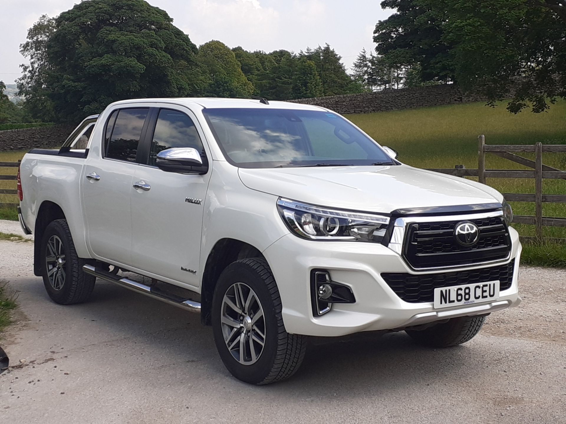 2018/68 REG TOYOTA HILUX INVINCIBLE X D-4D 4WD DOUBLE CAB PICK-UP 2.4 DIESEL PEARL METALLIC *NO VAT