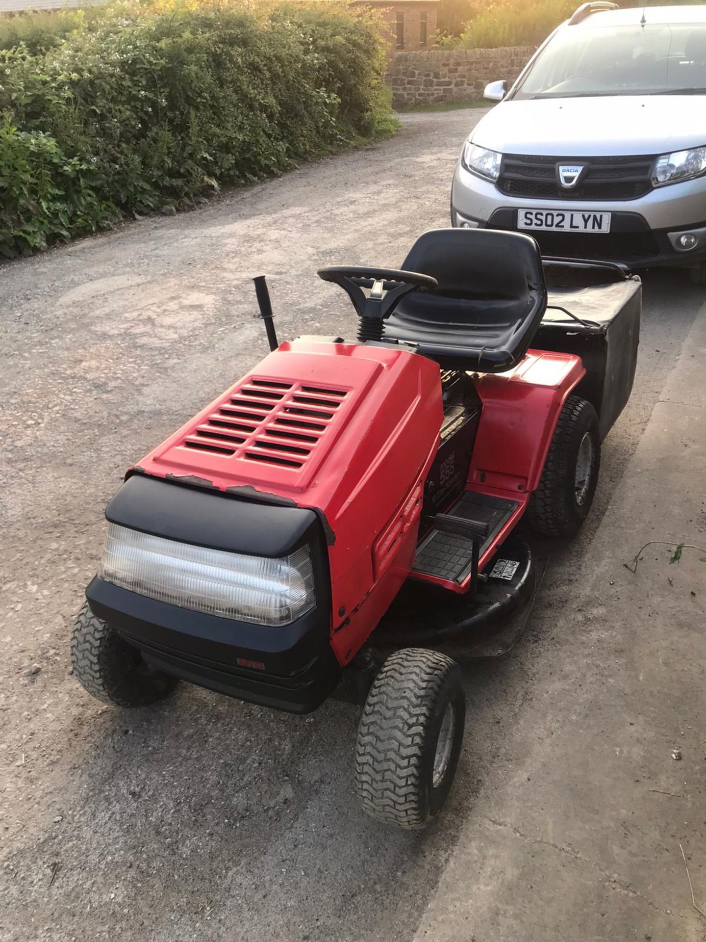 LAWNFLITE MODEL 555 RIDE ON LAWN MOWER WITH COLLECTOR, 12.5HP BRIGGS AND STRATTON ENGINE *NO VAT* - Image 2 of 4