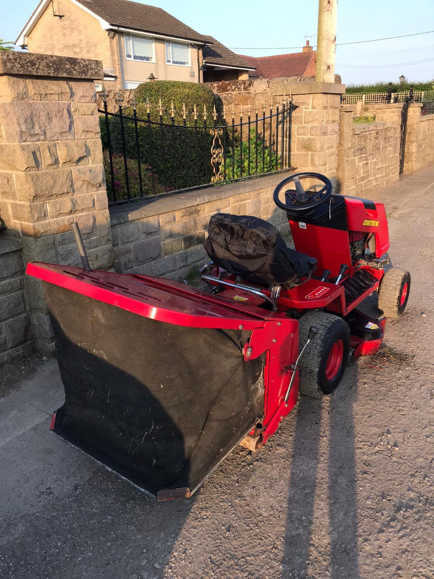 COUNTAX K14 RIDE ON LAWN MOWER WITH COLLECTOR, 14HP VANGUARD ENGINE *NO VAT* - Image 2 of 4