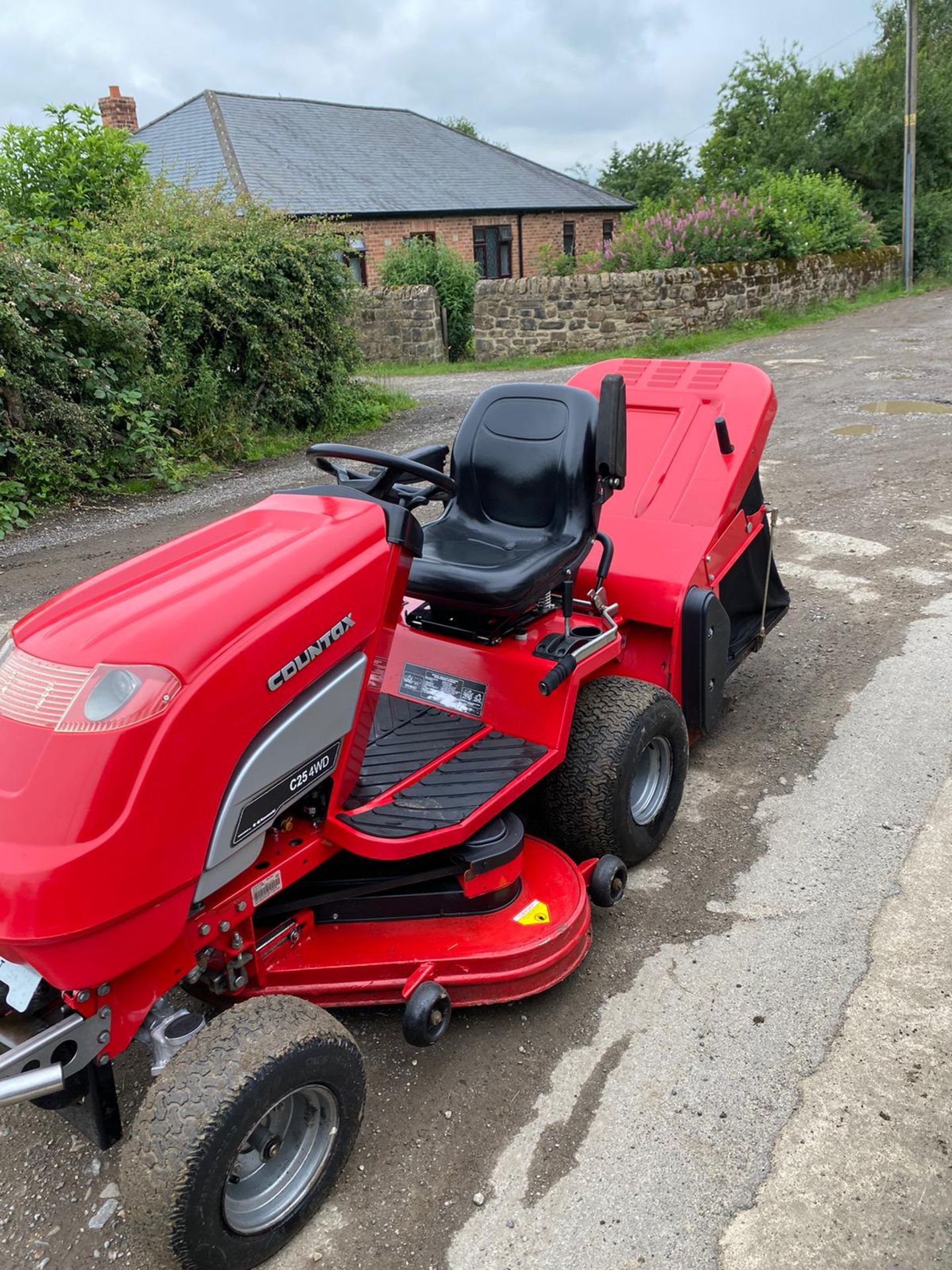 COUNTAX C25, 4 WHEEL DRIVE, RIDE ON LAWN MOWER, VERY LOW HOURS ONLY 52 FROM NEW *NO VAT* - Image 3 of 10