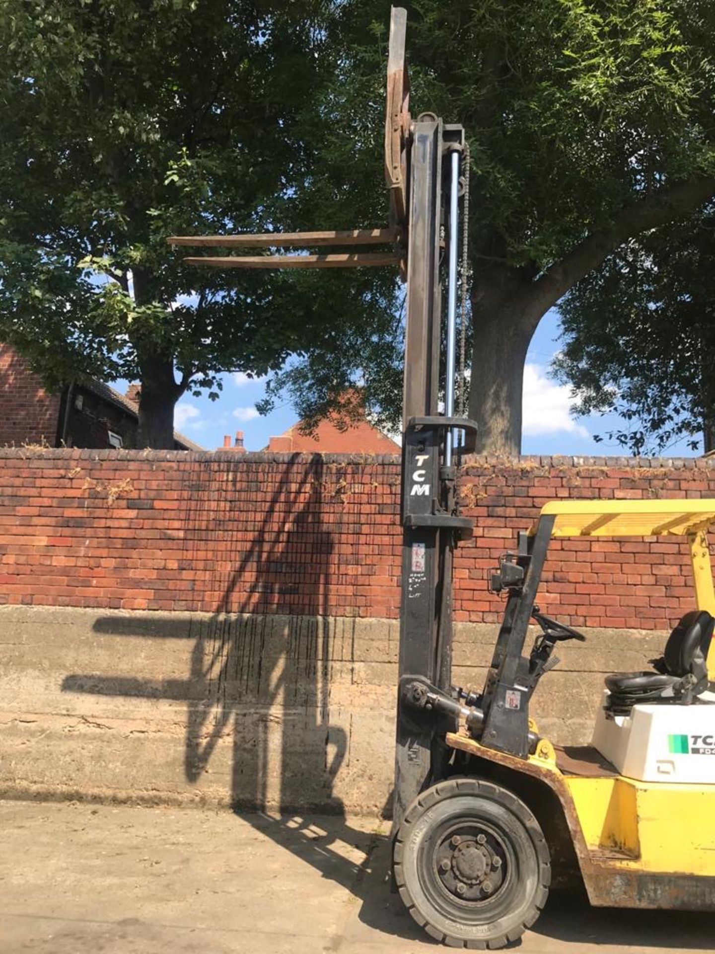 TCM FORKLIFT, MODEL FD40, 6 CYLINDER ISUZU DIESEL ENGINE DUPLEX MAST, RUNS, WORKS & LIFTS *PLUS VAT* - Image 4 of 15