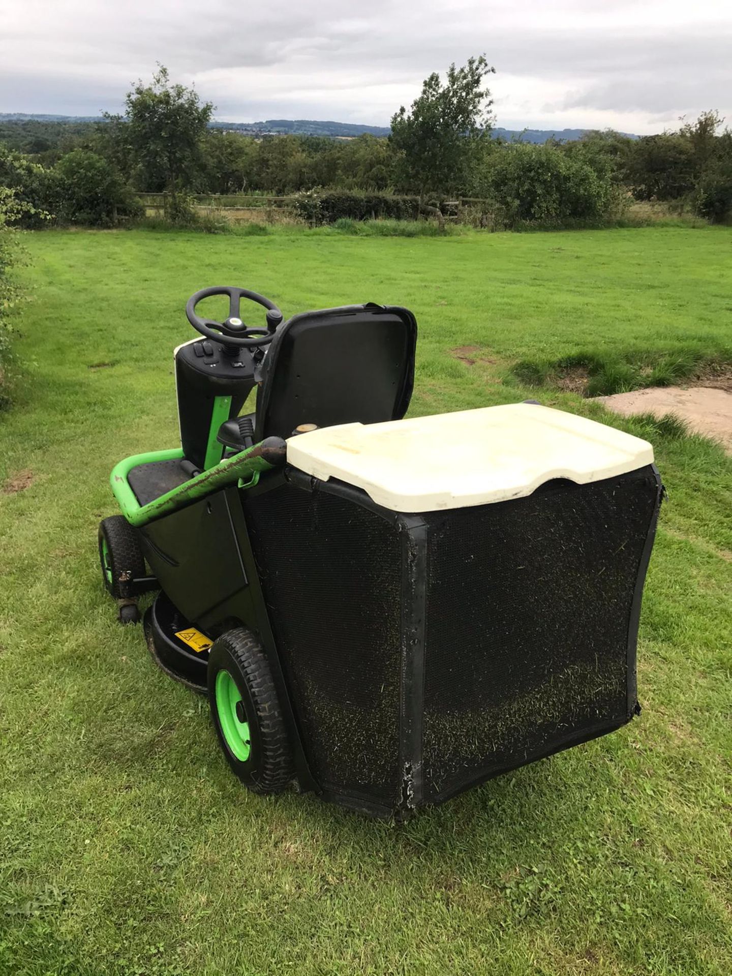 2017 ETESIA HYDRO 80 RIDE ON LAWN MOWER WITH REAR COLLECTOR, 475 HOURS, RUNS, DRIVES & CUTS *NO VAT* - Image 3 of 6