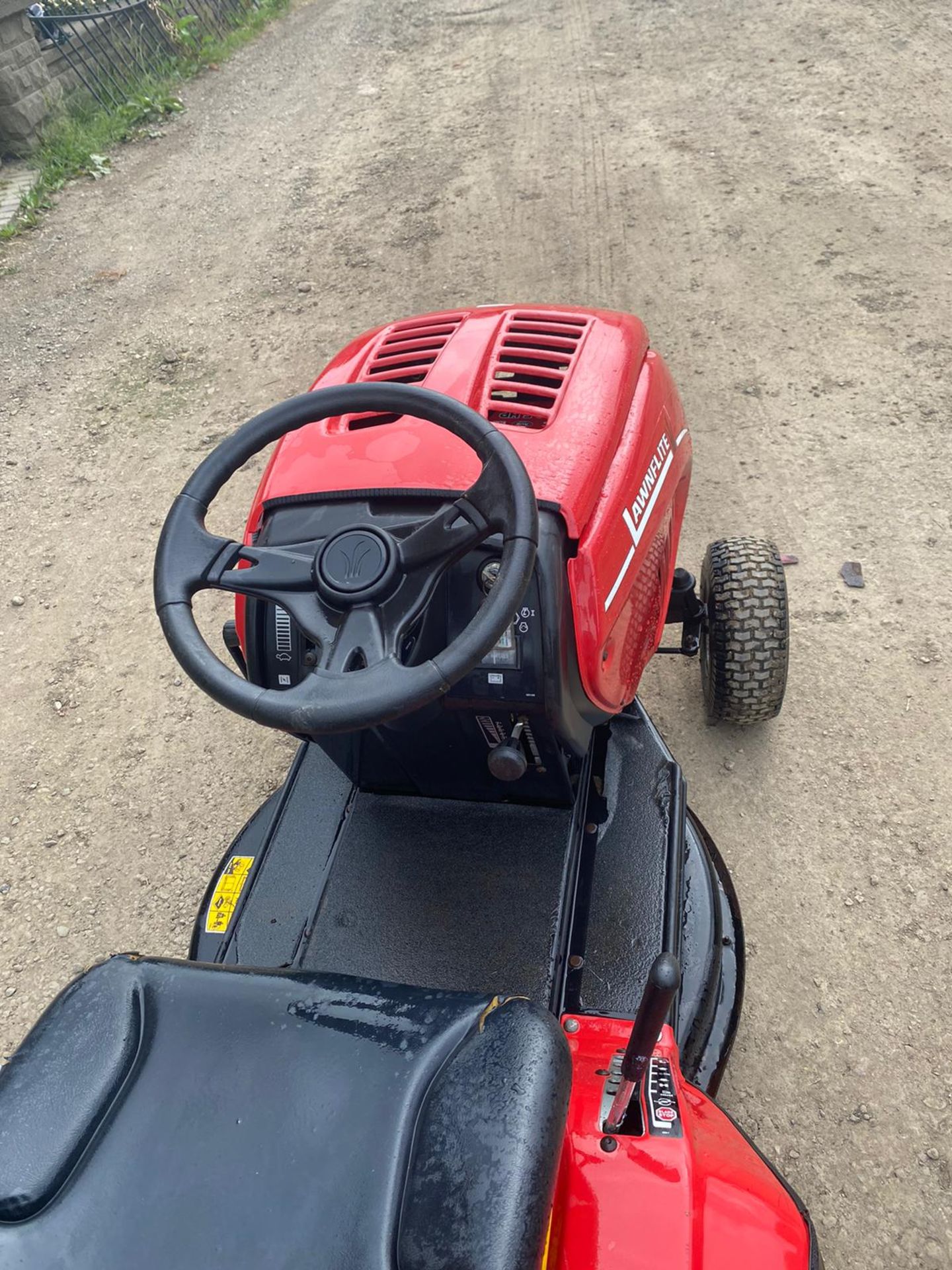 LAWNFLITE 603 RIDE ON LAWN MOWER, RUNS, WORKS AND CUTS *NO VAT* - Image 5 of 6