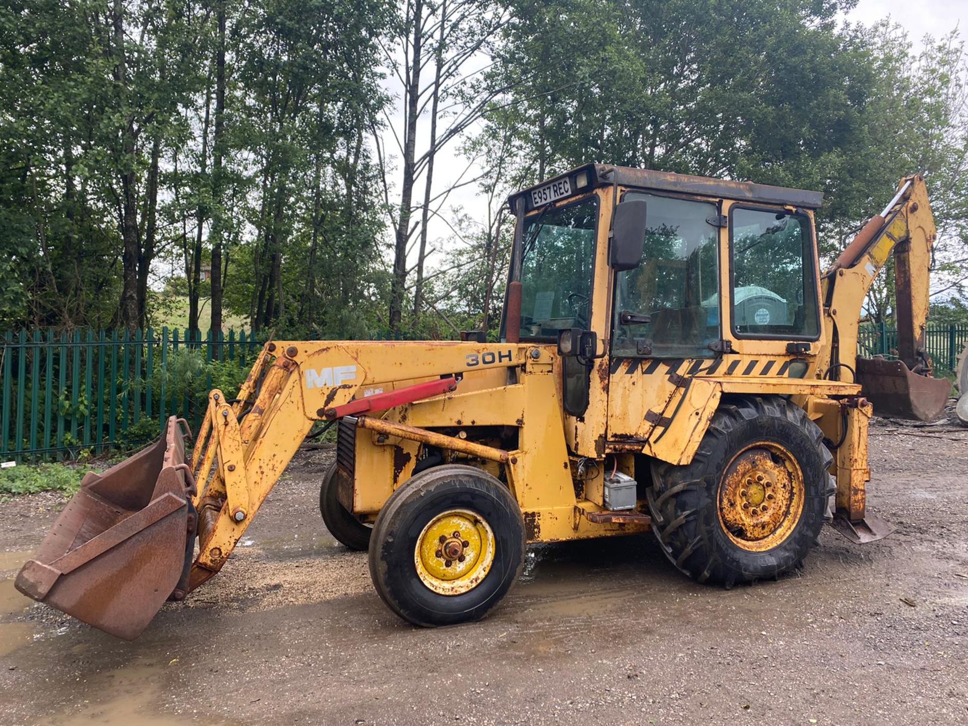 MASSEY 30H FRONT LOADER BACKHOE *PLUS VAT* - Image 2 of 5