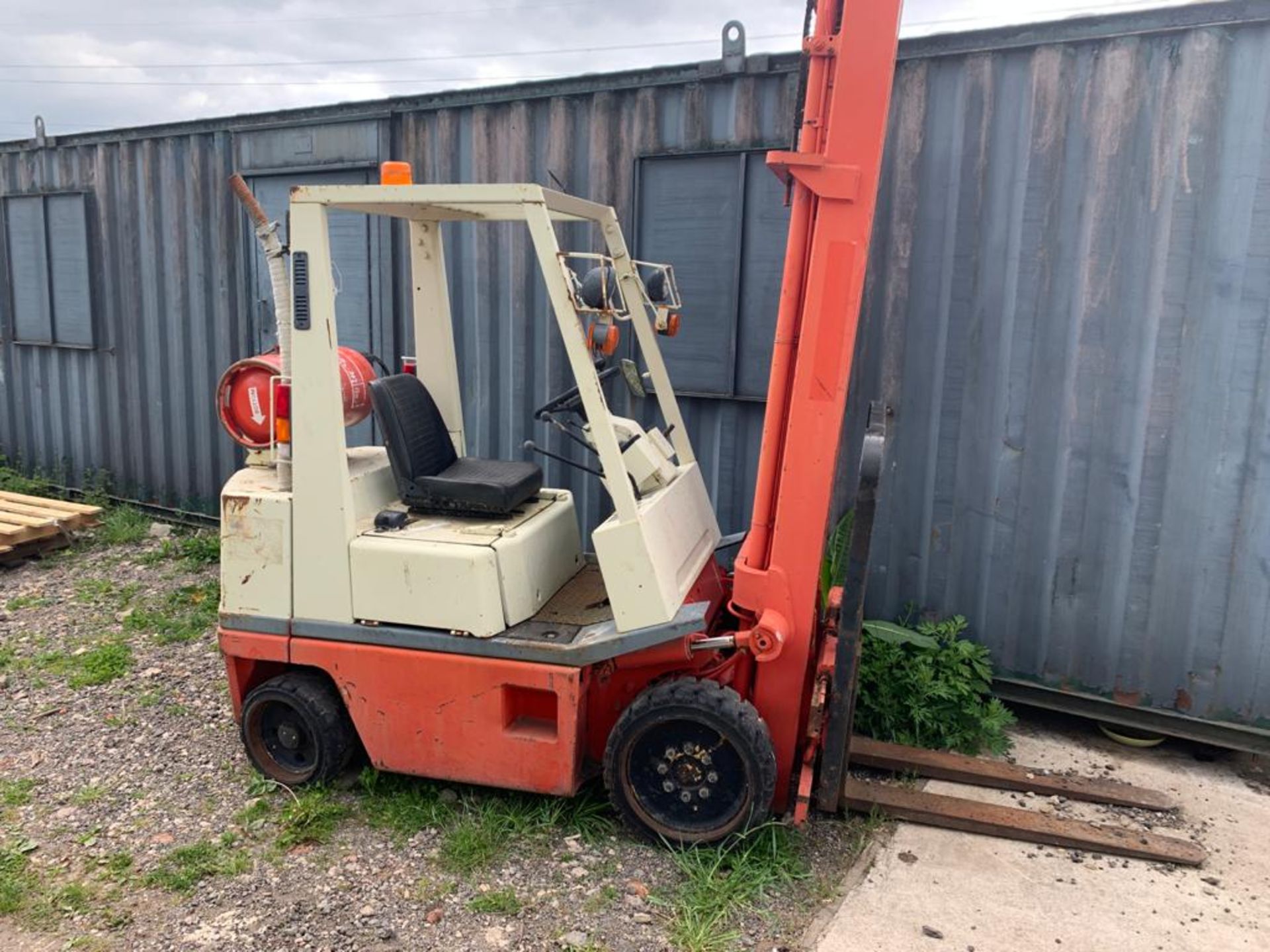 NISSAN 1.5 TON LPG GAS FORKLIFT, SIDE SHIFT, 4500MM LIFT HEIGHT, RUNS, WORKS AND LIFTS *PLUS VAT*