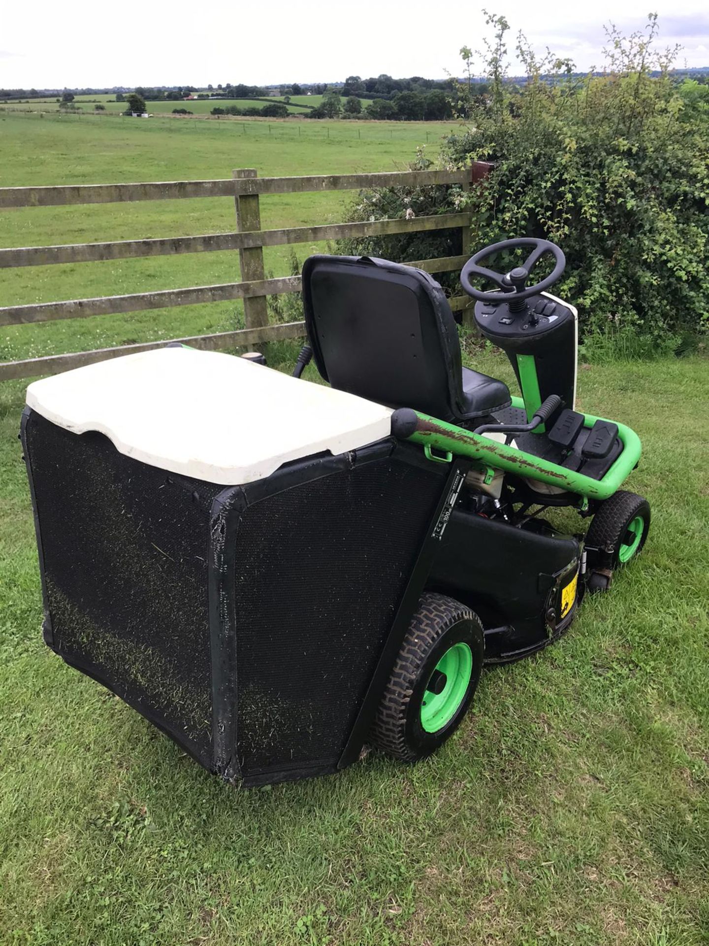 2017 ETESIA HYDRO 80 RIDE ON LAWN MOWER WITH REAR COLLECTOR, 475 HOURS, RUNS, DRIVES & CUTS *NO VAT* - Image 4 of 6