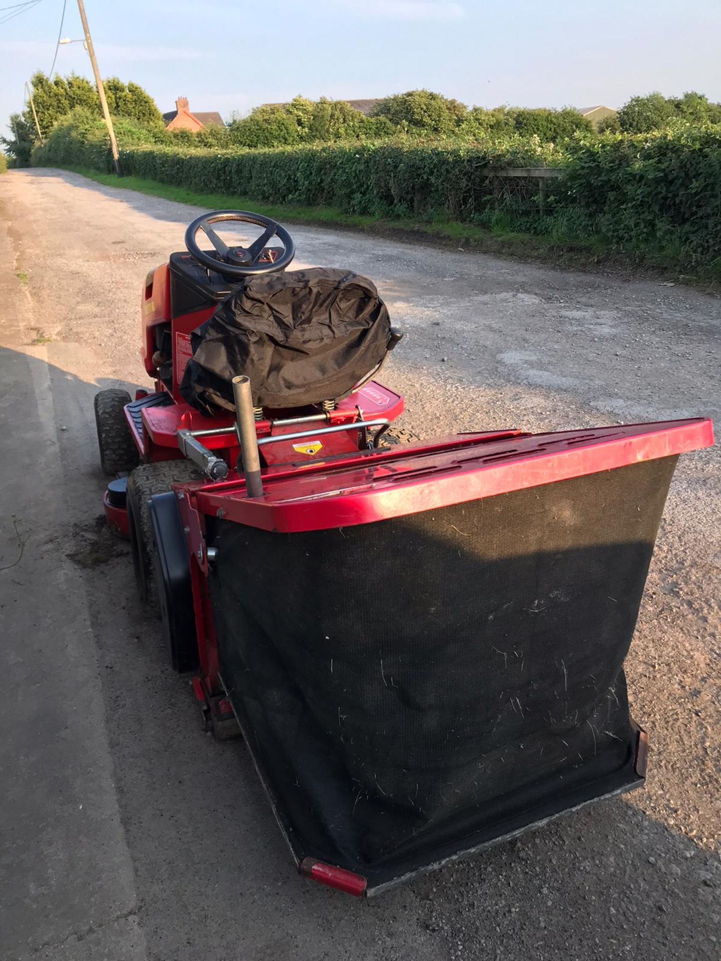 COUNTAX K14 RIDE ON LAWN MOWER WITH COLLECTOR, 14HP VANGUARD ENGINE *NO VAT* - Image 3 of 4