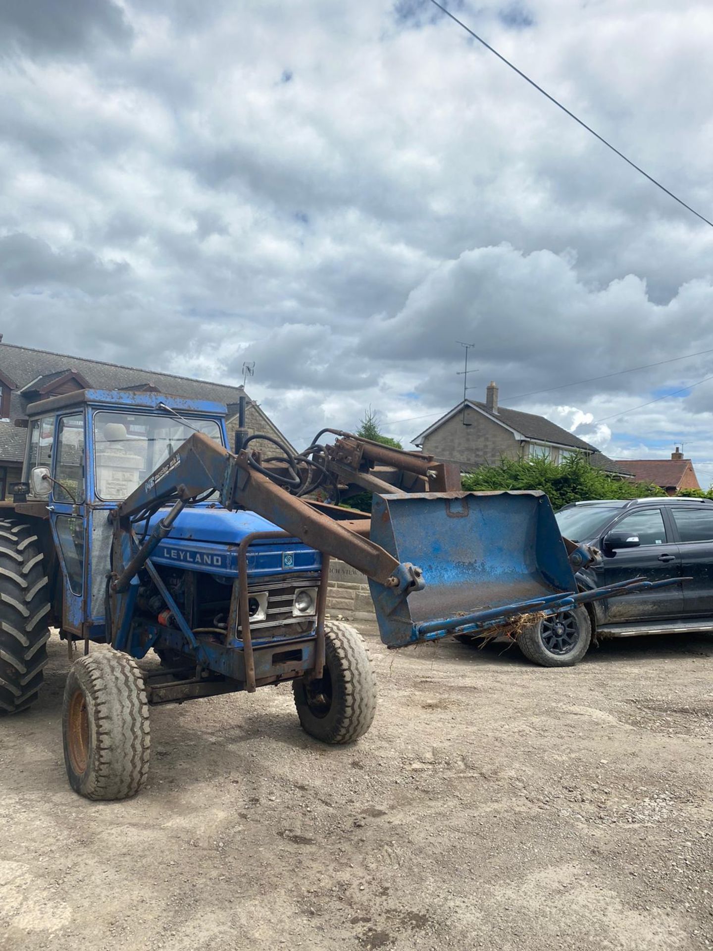 LEYLAND 270 LOADER TRACTOR, RUNS, WORKS, LIFTS C/W FORKS BUCKET, MUCK FORK & SPARE WHEELS *NO VAT* - Image 3 of 7