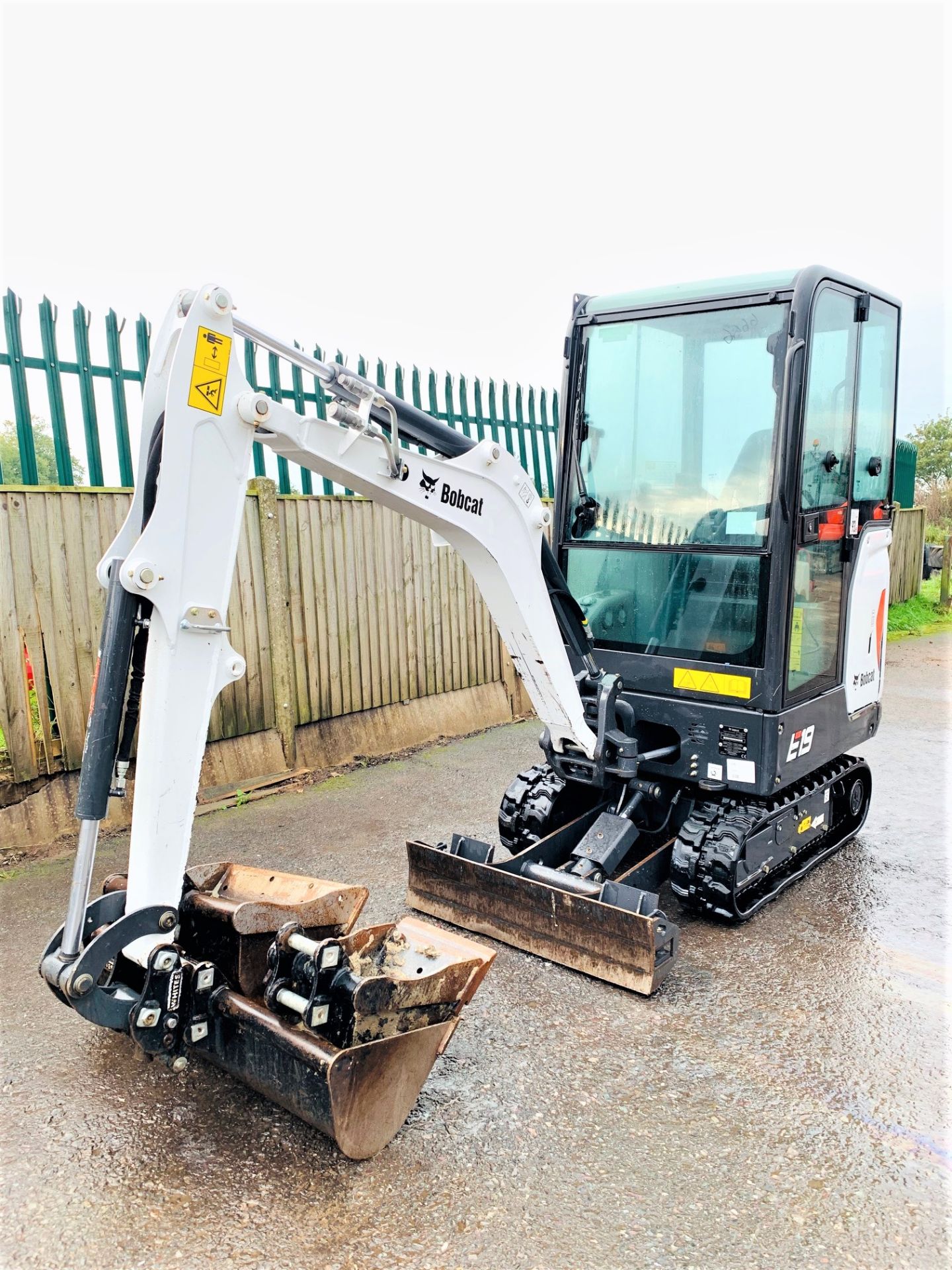 BOBCAT E19 RUBBER TRACKED CRAWLER DIGGER / EXCAVATOR, YEAR 2019, 3 X BUCKETS, 2 SPEED TRACKING - Bild 2 aus 10