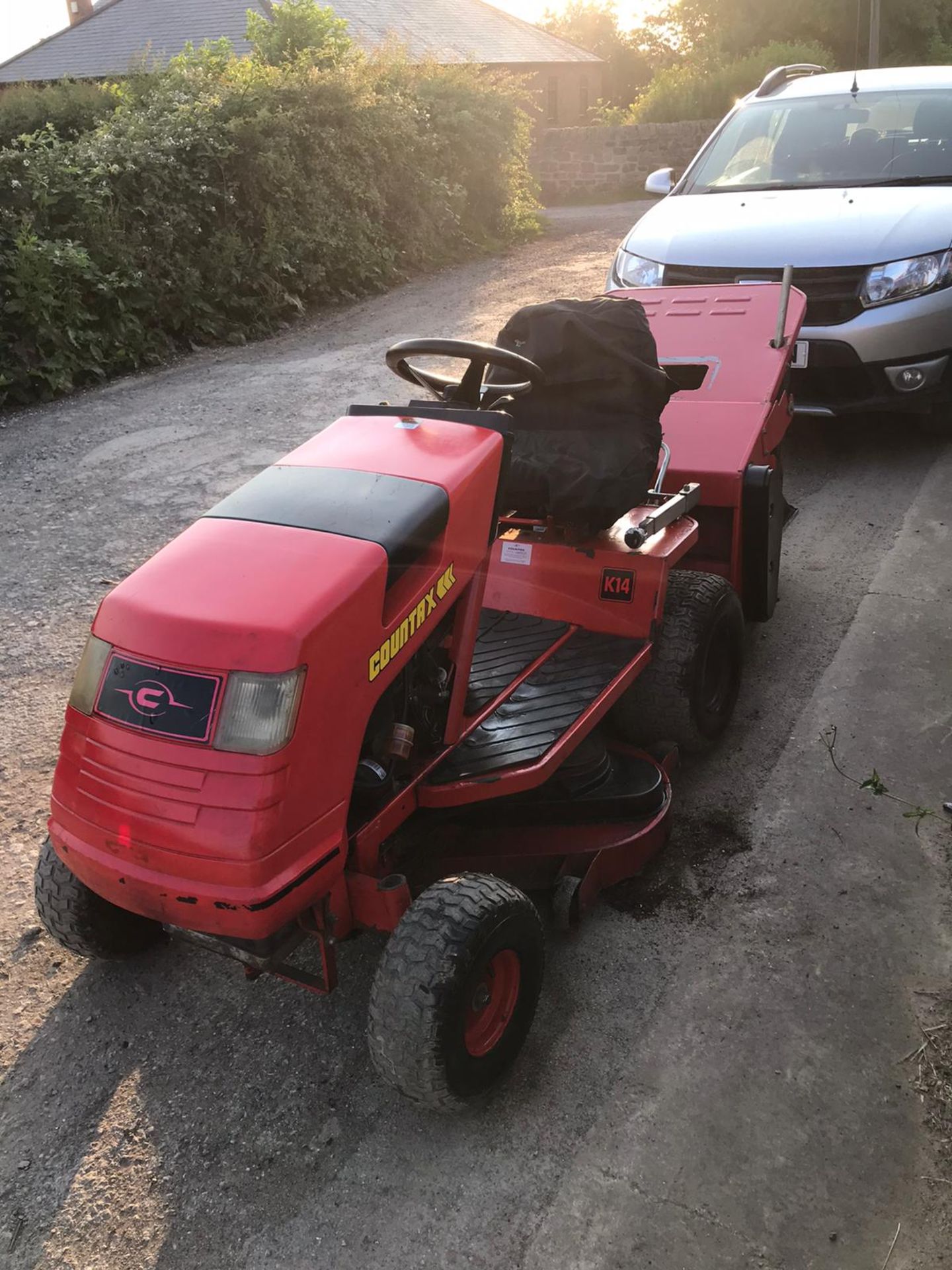 COUNTAX K14 RIDE ON LAWN MOWER WITH COLLECTOR, 14HP VANGUARD ENGINE *NO VAT* - Image 2 of 4