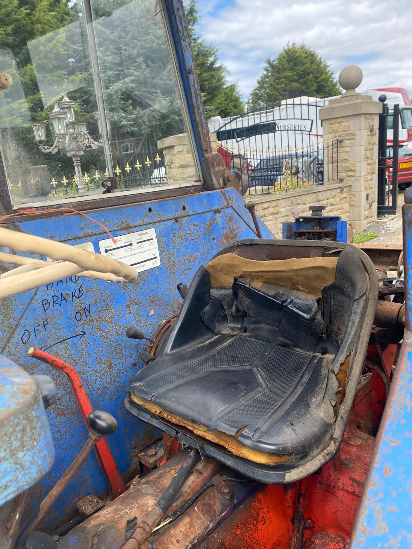 LEYLAND 270 LOADER TRACTOR, RUNS, WORKS, LIFTS C/W FORKS BUCKET, MUCK FORK & SPARE WHEELS *NO VAT* - Image 5 of 7