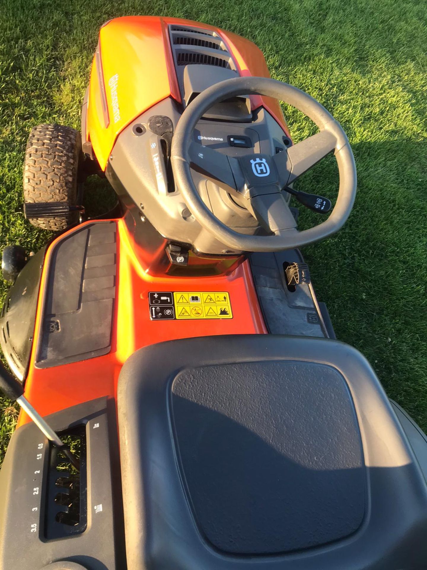 2019 HUSQVARNA TC138 RIDE ON LAWN MOWER, EX DEMO CONDITION, ONLY 34 HOURS, RUNS, DRIVES, CUTS - Image 6 of 6