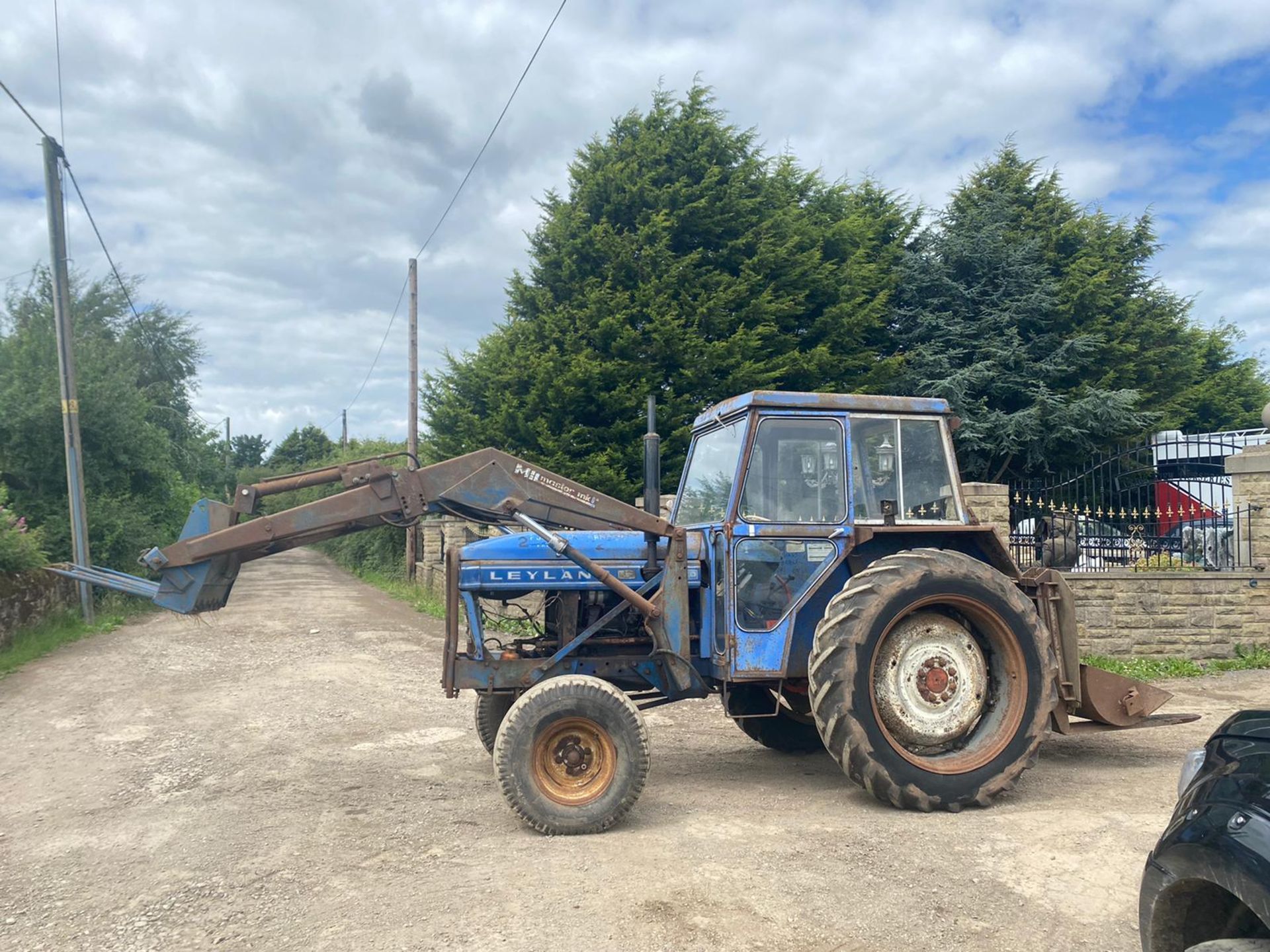 LEYLAND 270 LOADER TRACTOR, RUNS, WORKS, LIFTS C/W FORKS BUCKET, MUCK FORK & SPARE WHEELS *NO VAT* - Image 2 of 7